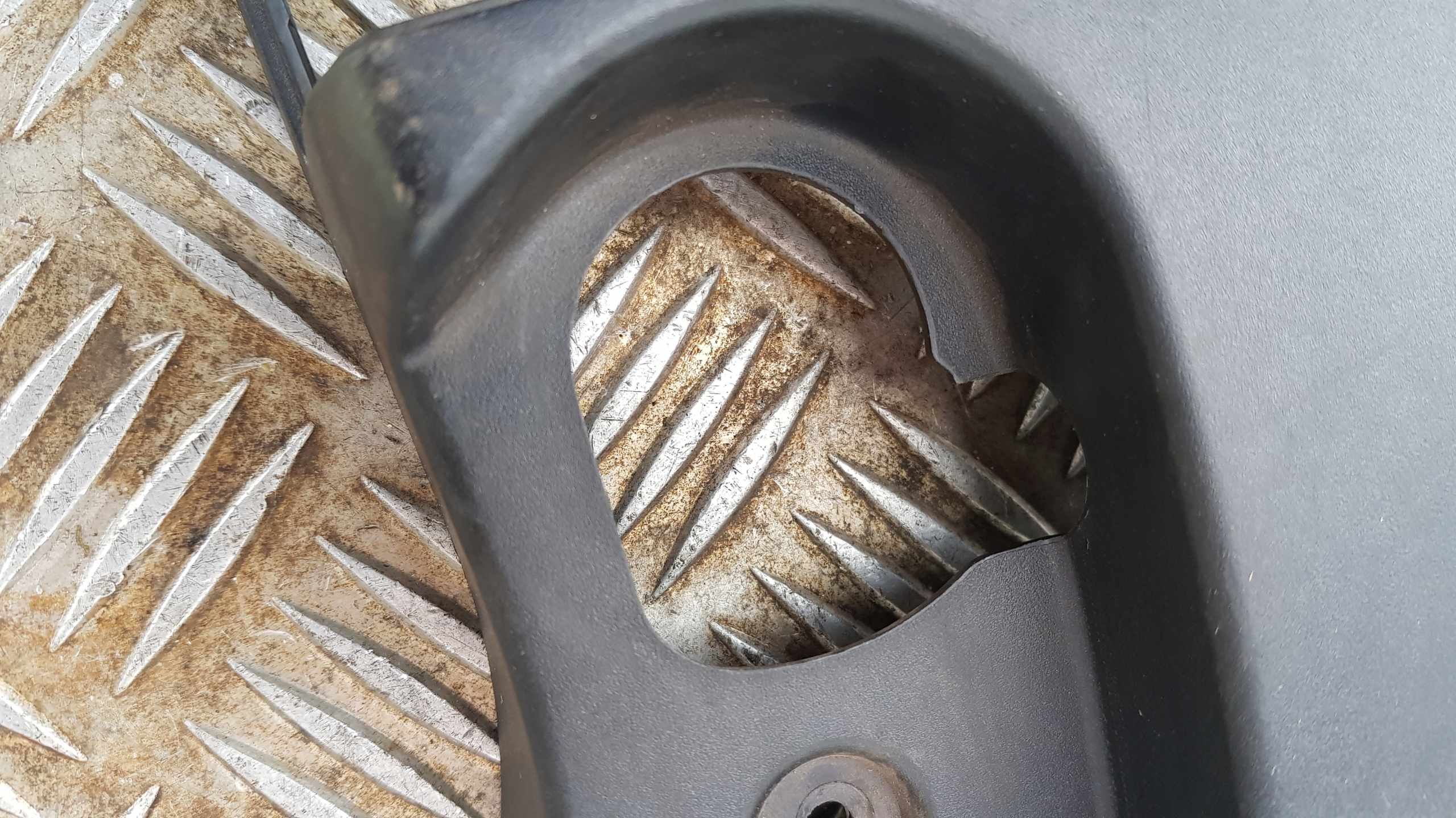 BMW E87 krytka PRAHU levá kryt