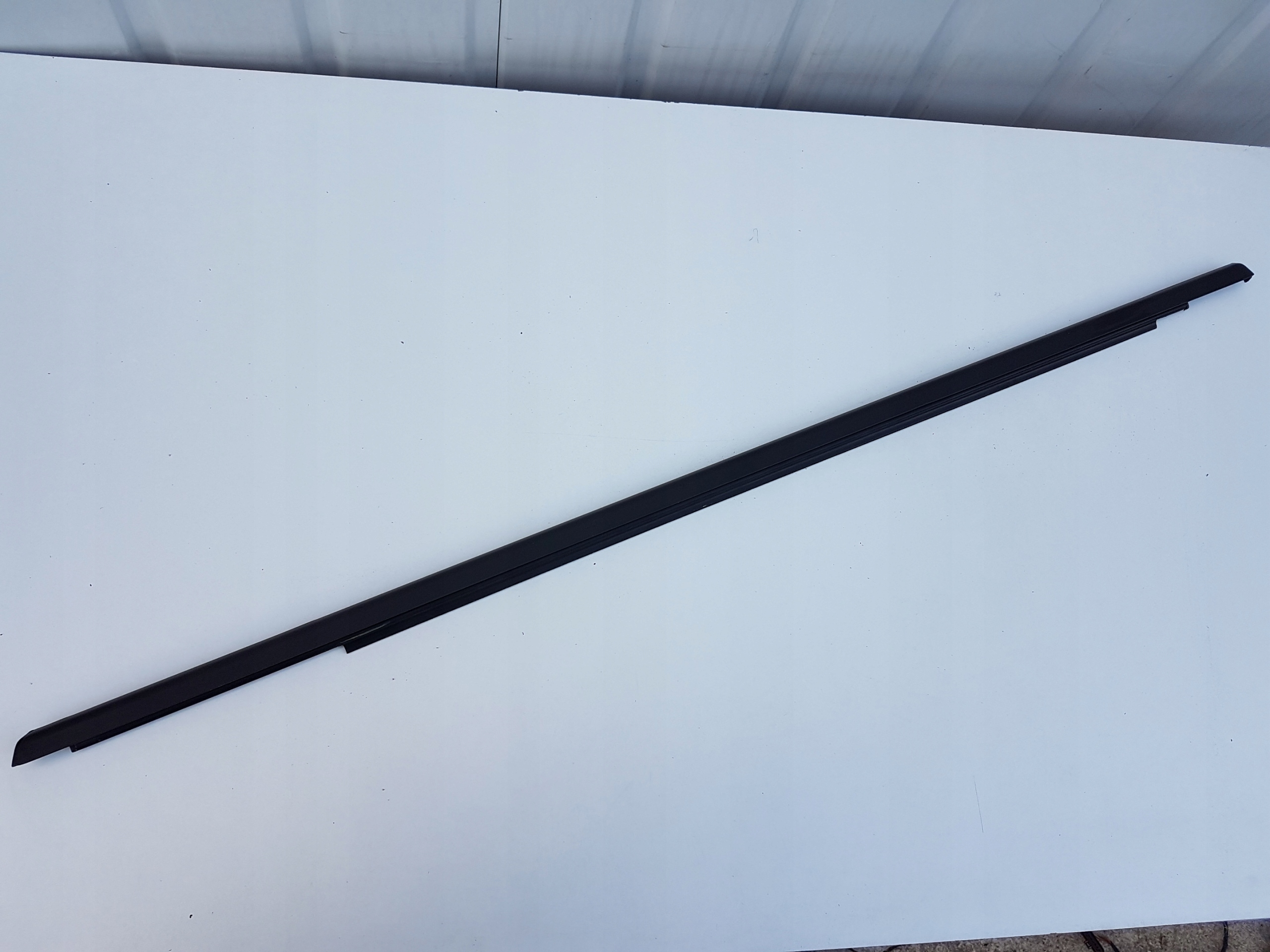 LISTWA ZGARNIAJĄCA DRZWI PRAWA TYŁ AUDI A1 II 82A