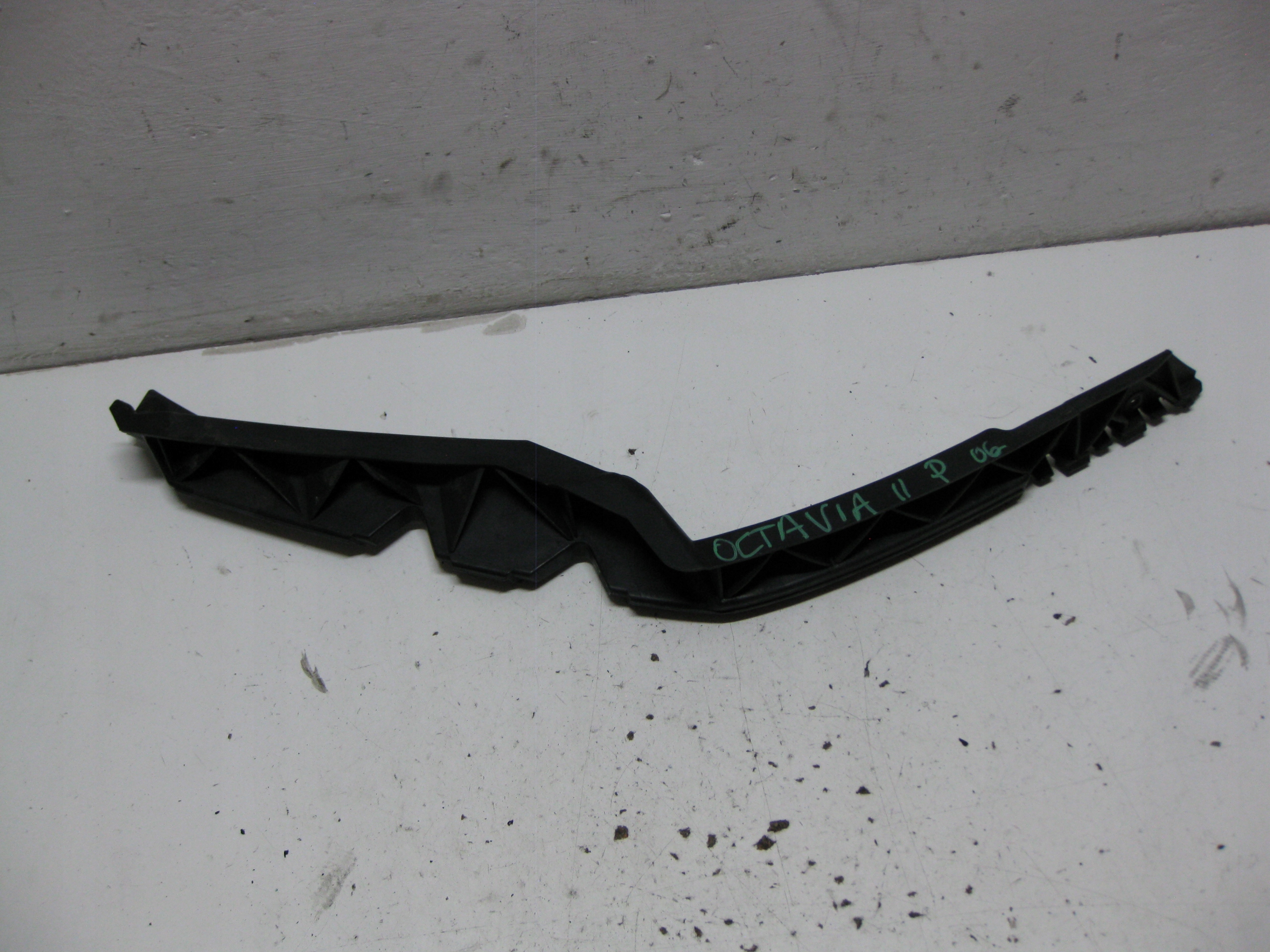 SKODA OCTAVIA II 2.0 TDI 06R bumper bracket right front 1Z0807184A