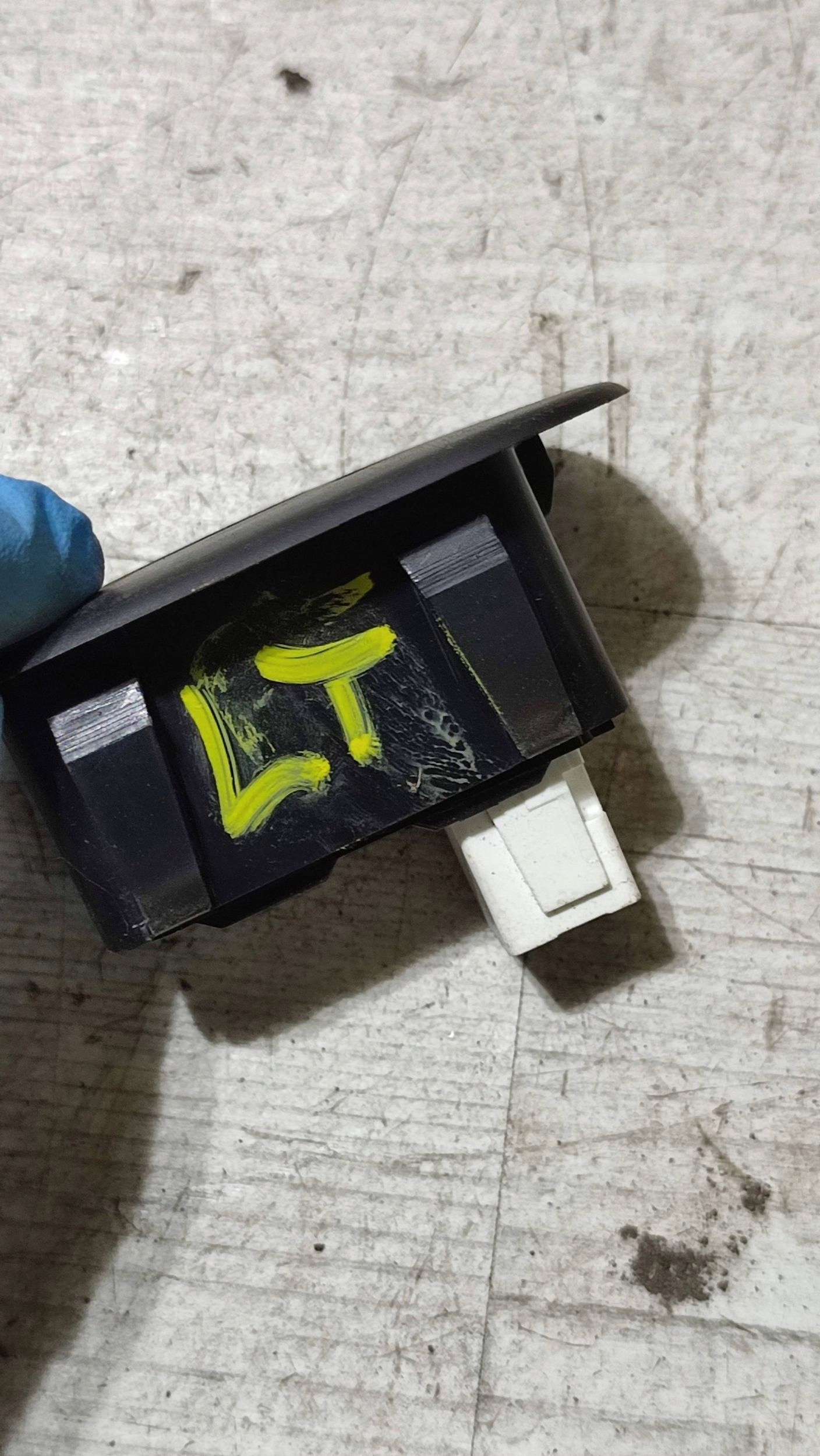 Peugeot 2008 and 2018 rear part side left window control switch