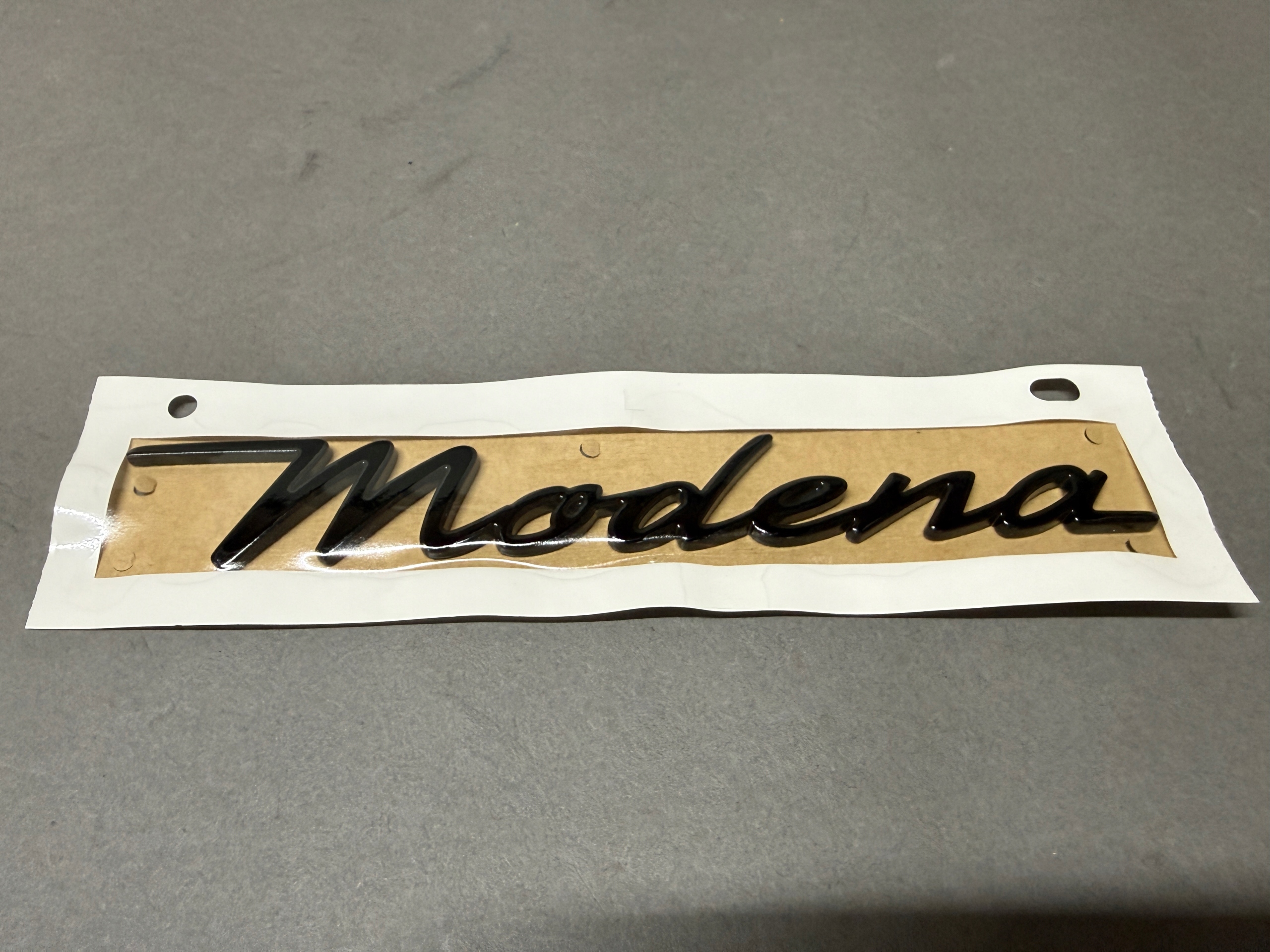 Nápis emblém Maserati Grecale Modena 670157086 vľavo