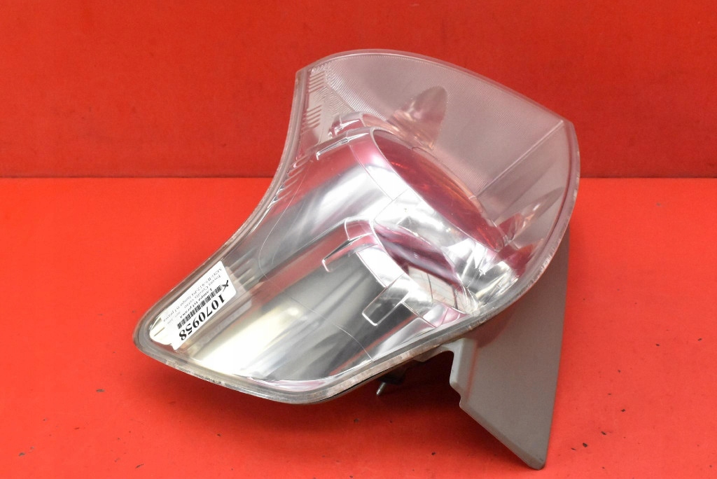 Licht rechts heck hinten 0F-01 TOYOTA COROLLA VERSO 2 II 04-07