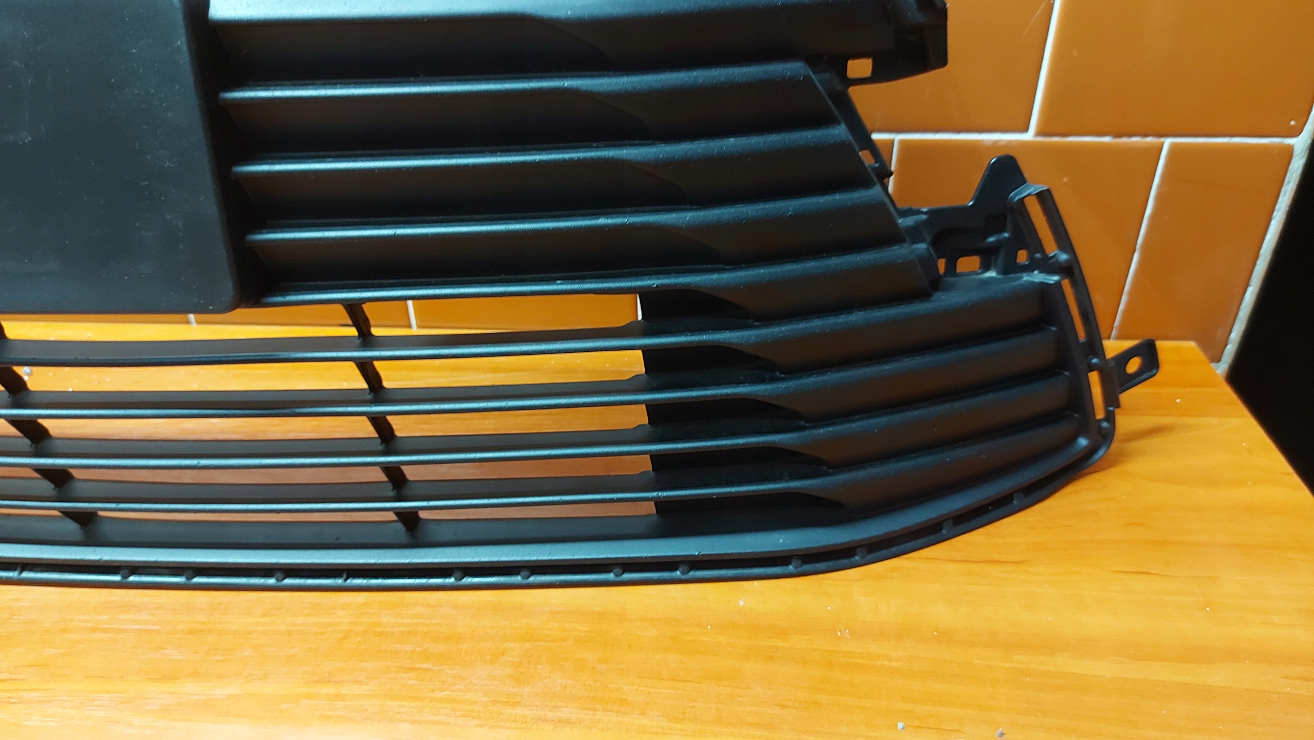 grid of a bumper central front front TOYOTA COROLLA E21 sedan 19