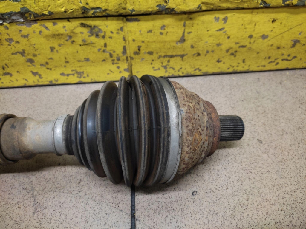 VW TOURAN and 2.0 D semi-axis right front AUTOMAT