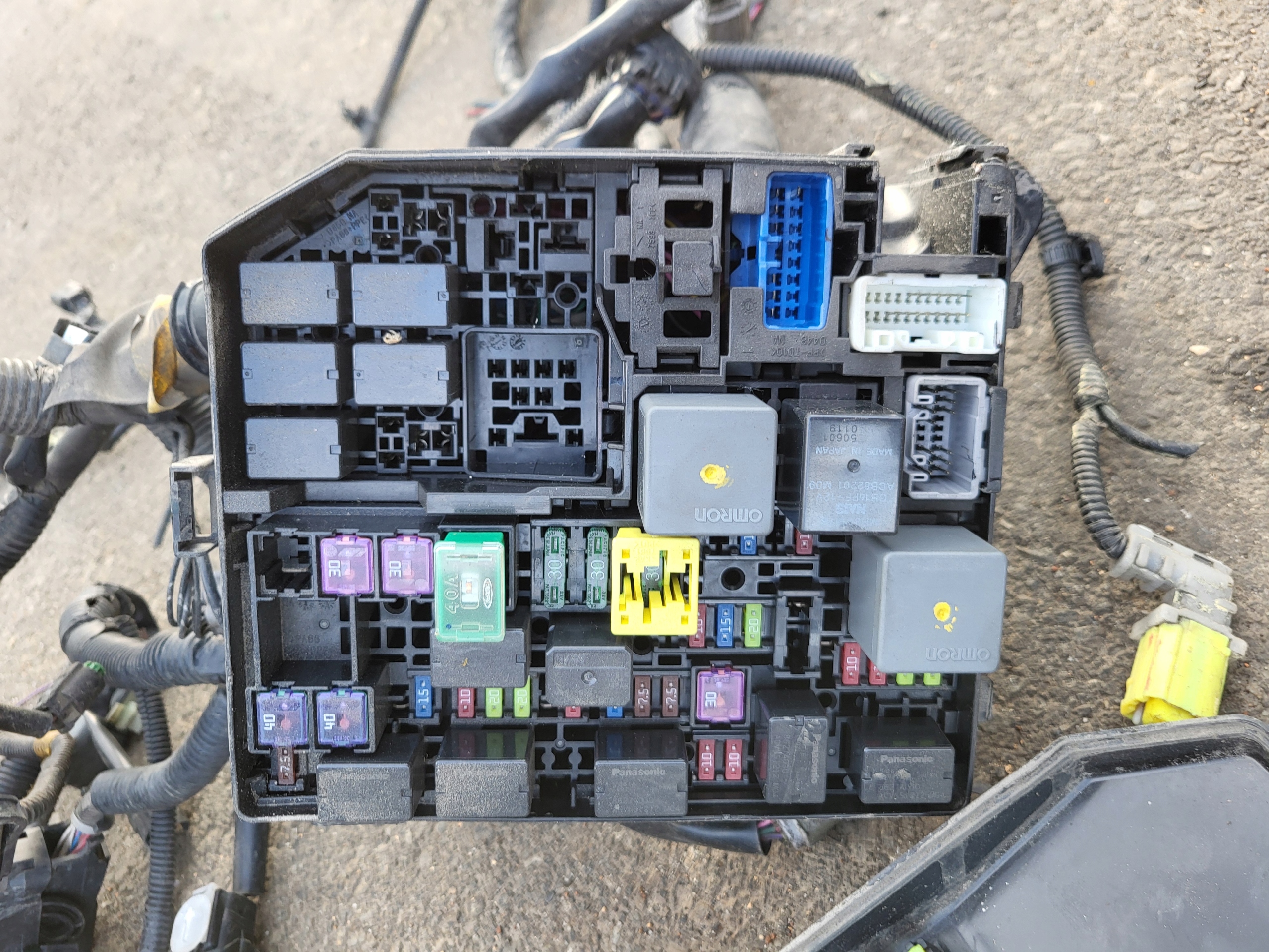 fuse box PRZEKAZNIKOW bundle TOYOTA YARIS II 1.0 VVTi OE EU