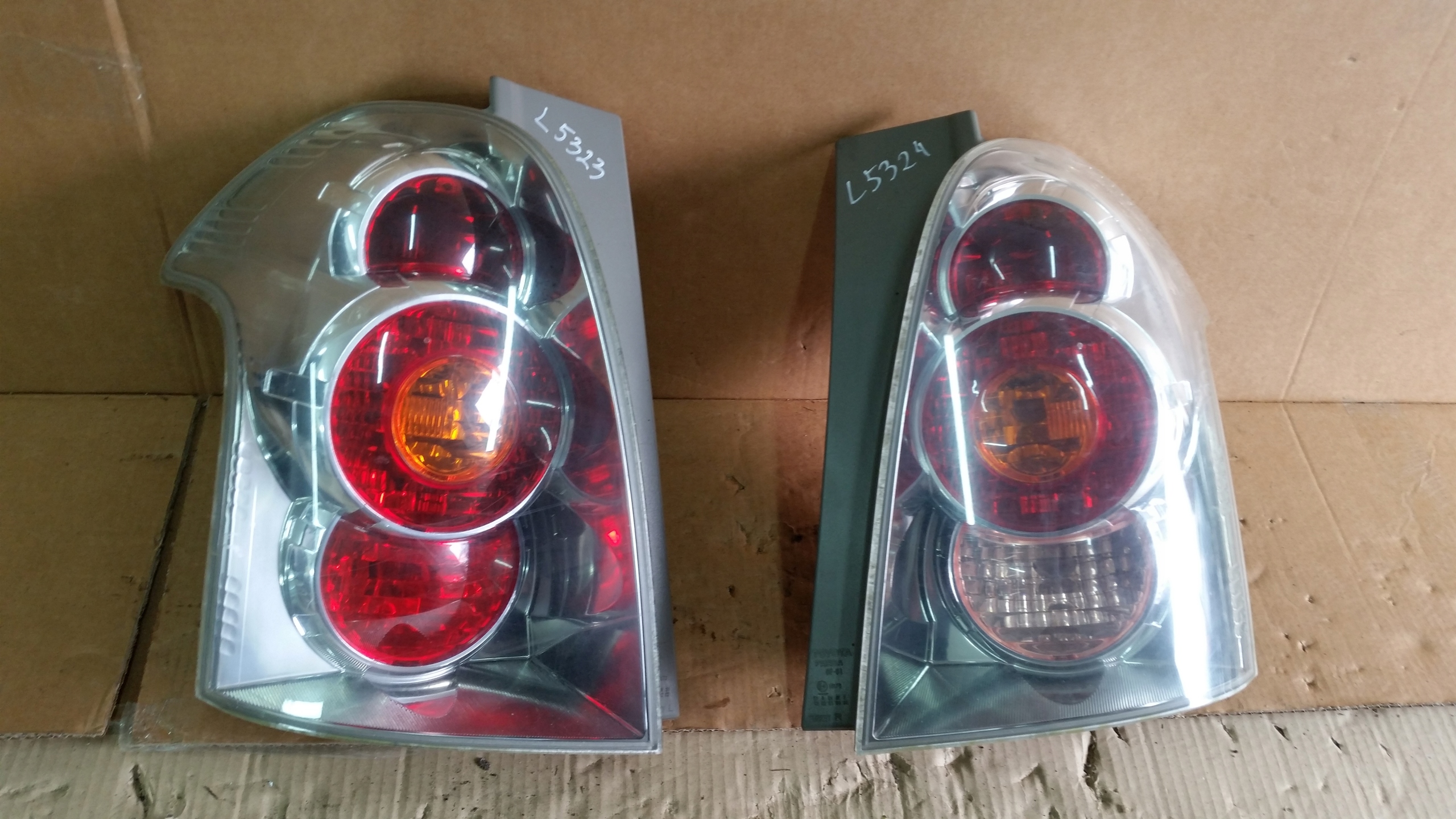 LAMPA PRAWA LUB LEWA TYŁ TYLNA COROLLA VERSO II 04R-