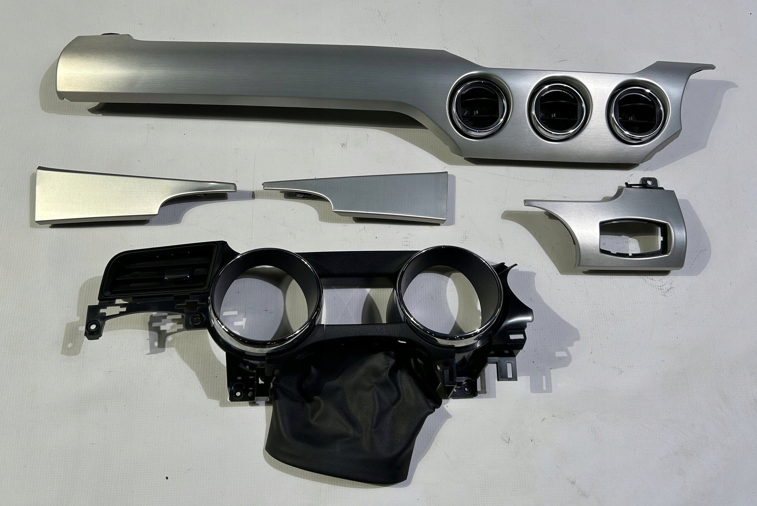 mouldings dekory konosoli of the dashboard instrument panel frame kokpitu Ford Mustang 2015