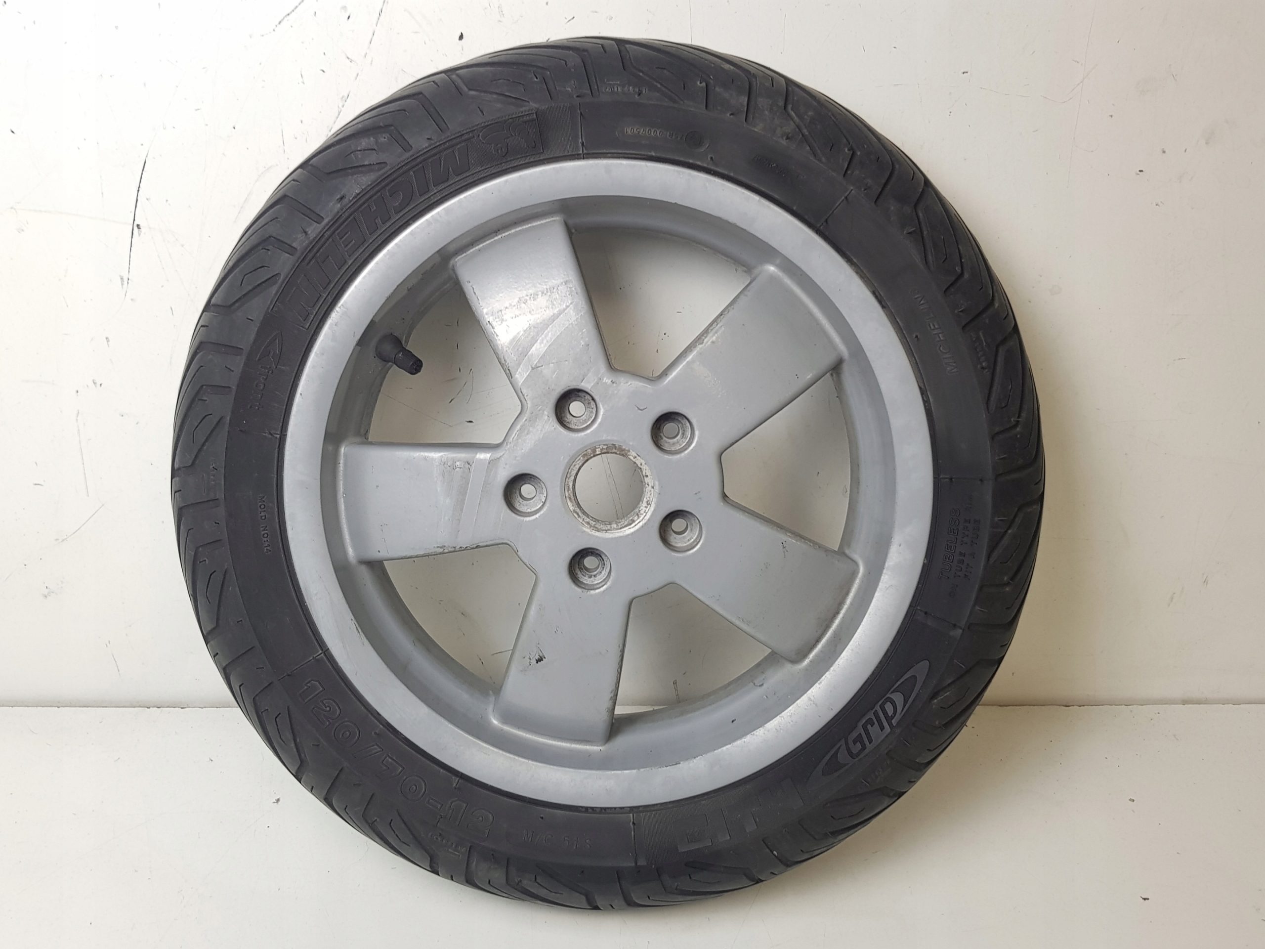 PIAGGIO VESPA GTS 125 KOŁO OPONA FELGA TYŁ