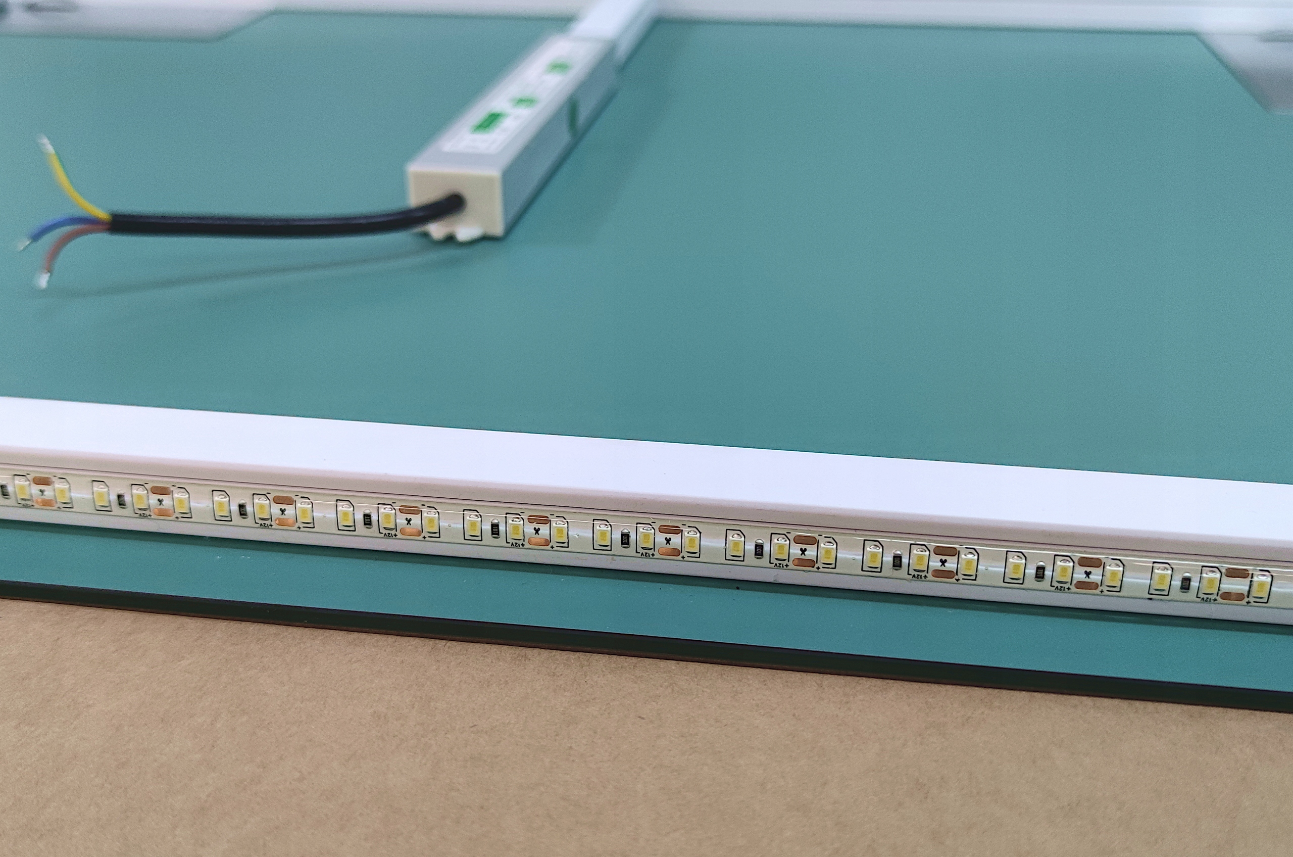 LUSTRO PODŚWIETLANE LED 60 x 80 cm BORNEO Kształt prostokąt