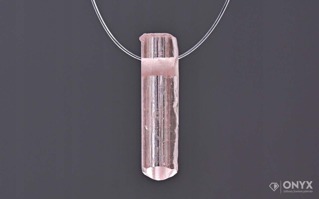 Turmalín provrtaný přírodní křišťál 12,5x3,5