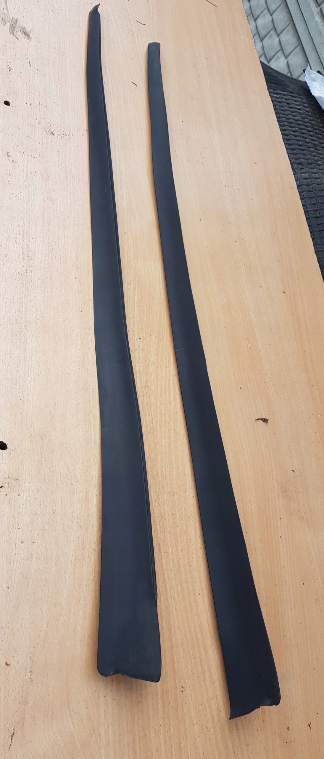 LISTWA SZYBY CZOŁOWEJ LEWA PRAWA MERCEDES A W168