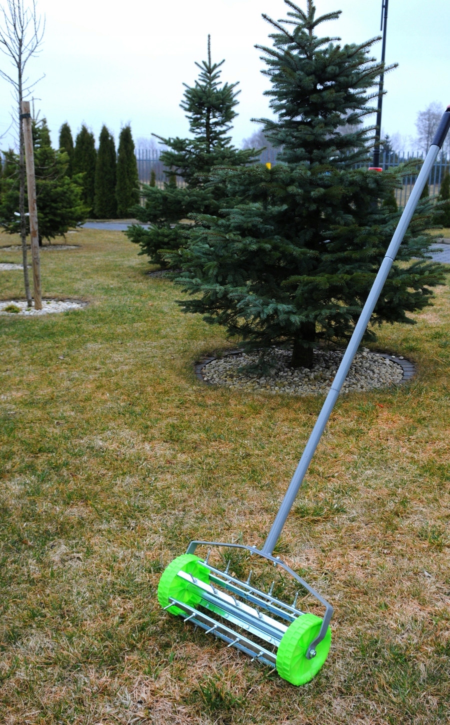 AERATOR RĘCZNY DO TRAWNIKA 420mm WAŁEK Z KOLCAMI AREATOR TRAWY Szerokość robocza 42 cm