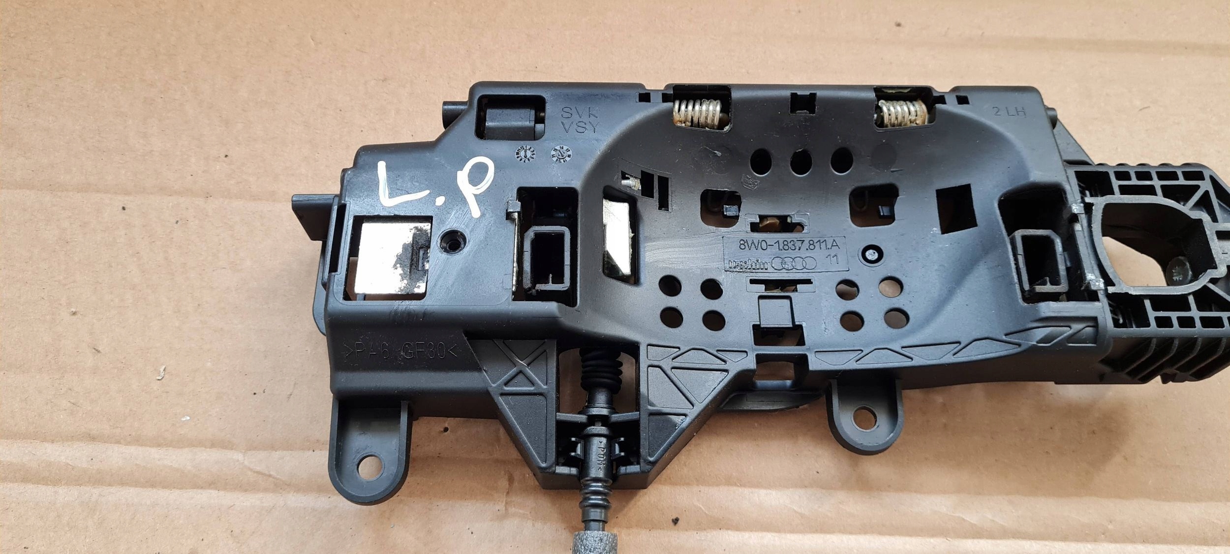 A4 B9 8W LIFT handle door left exterior LY9T support cover