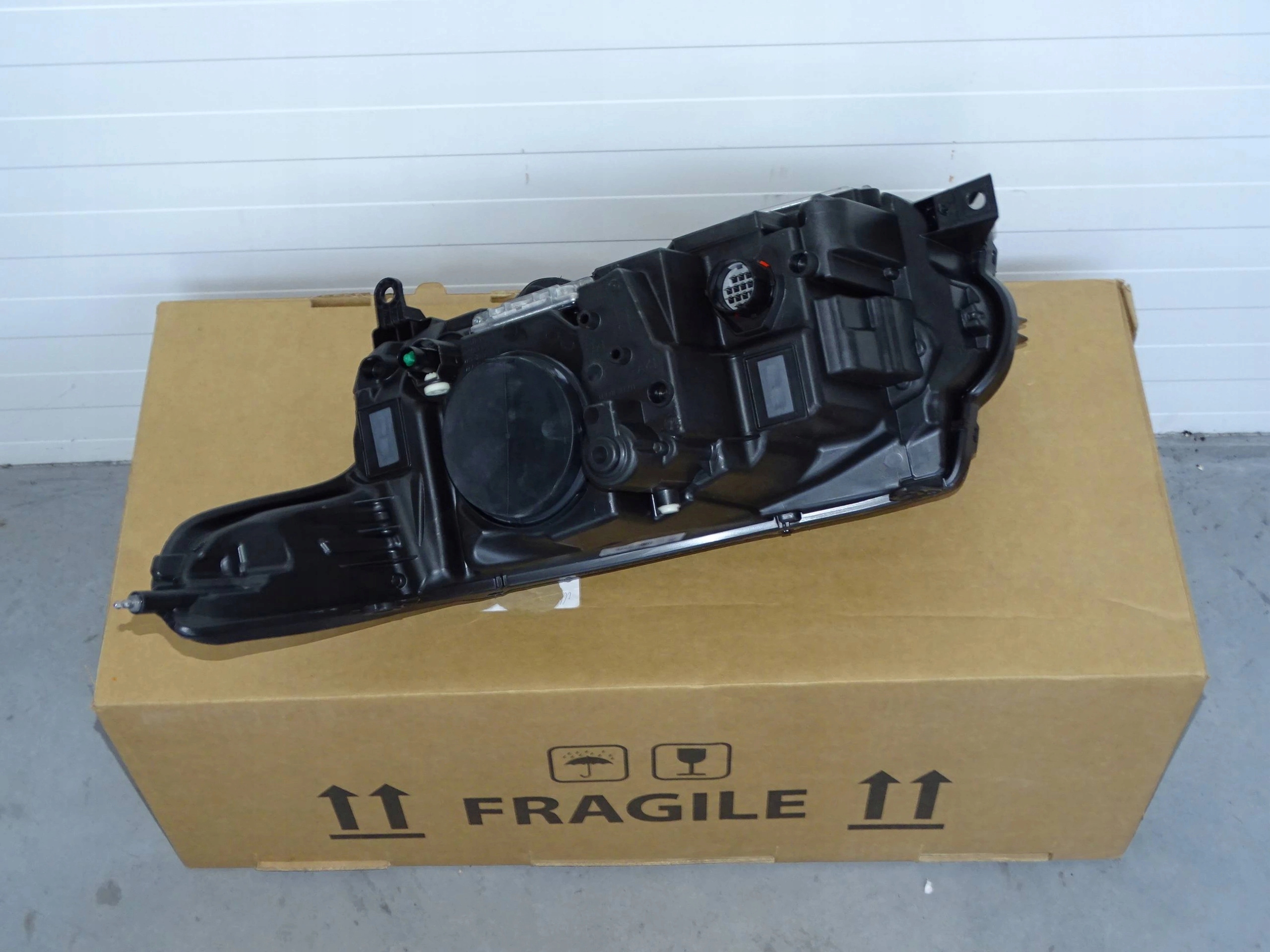 NOWA lampa XENON skrętny 16 PIN RANGE ROVER 2013- Producent części Land Rover OE