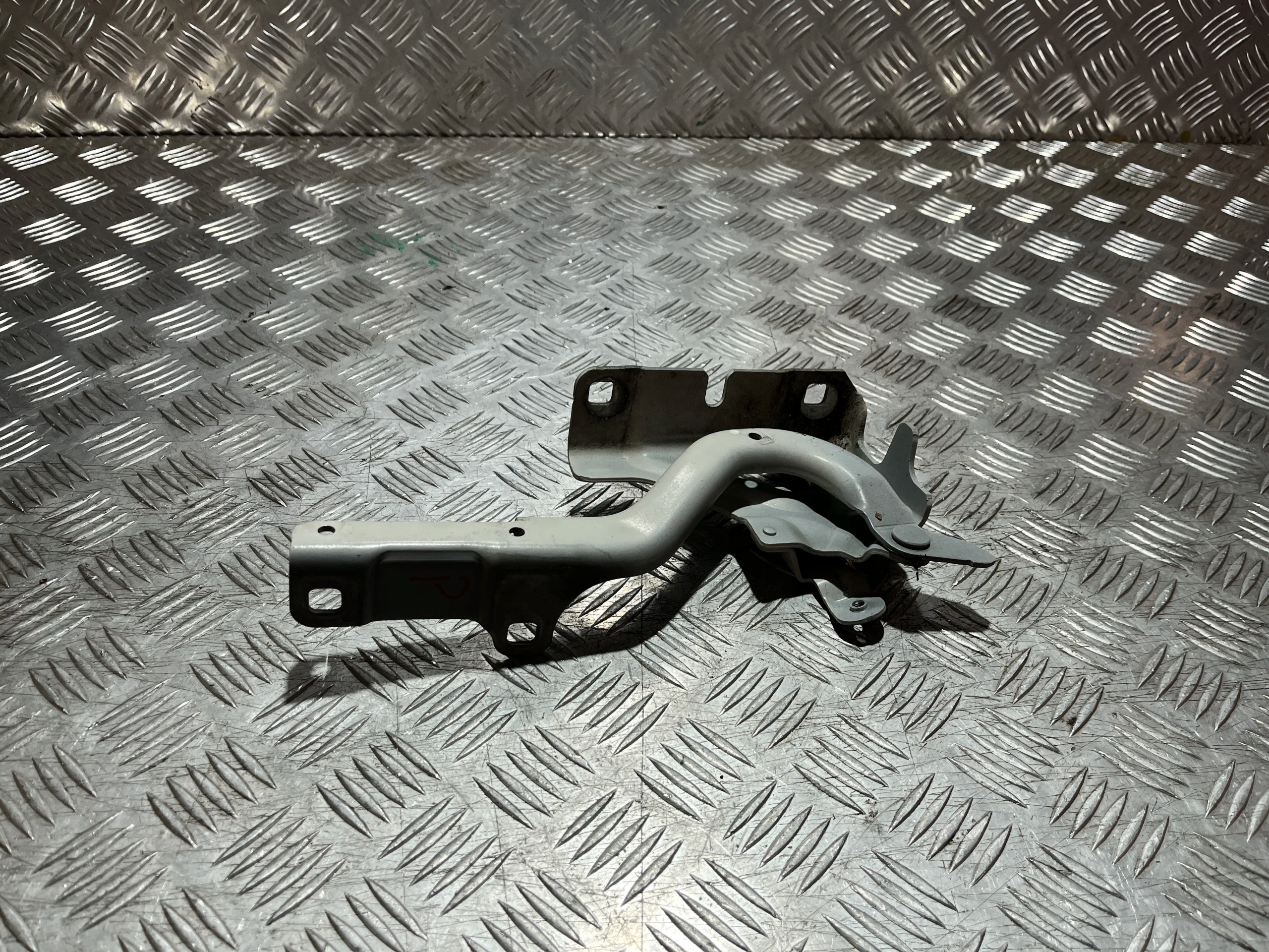 ZAWIAS MASKI PRAWY RENAULT CAPTUR II 19-
