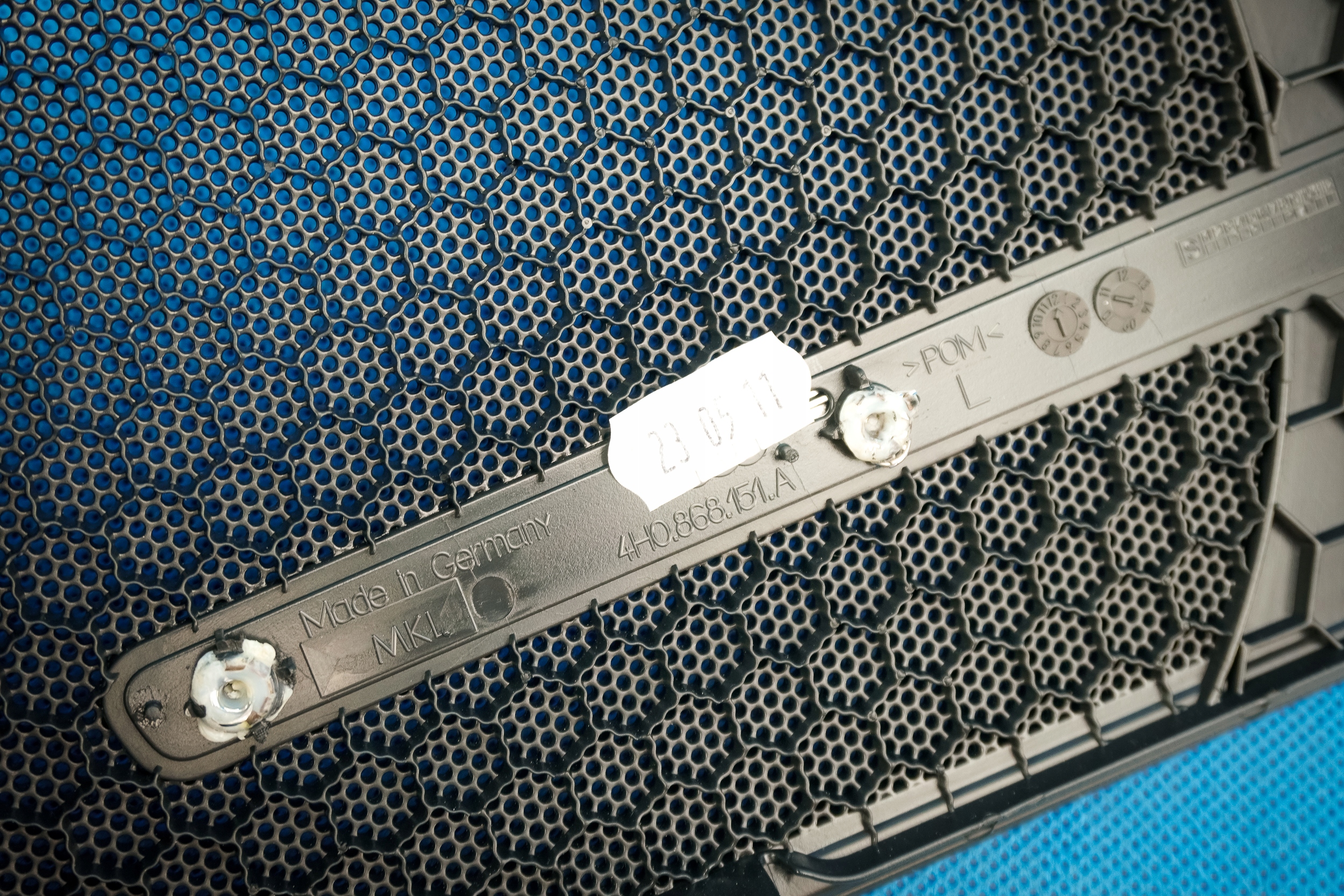 cap grid of the speaker door A8 4H 4H0868151A Bose