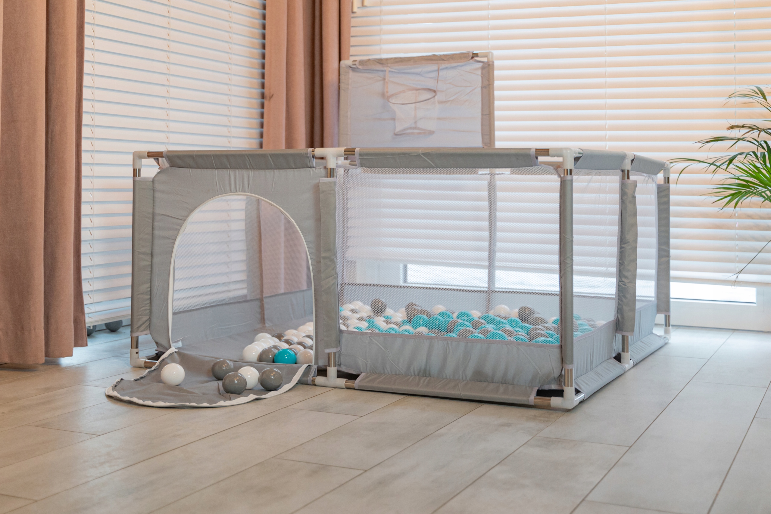 ВОСПРОИЗВЕДЕНИЕ С КВАДРАТНОЙ КОРЗИНОЙ ДЛЯ ДЕТЕЙ, 100 МЯЧИКОВ, Длина 125 см.