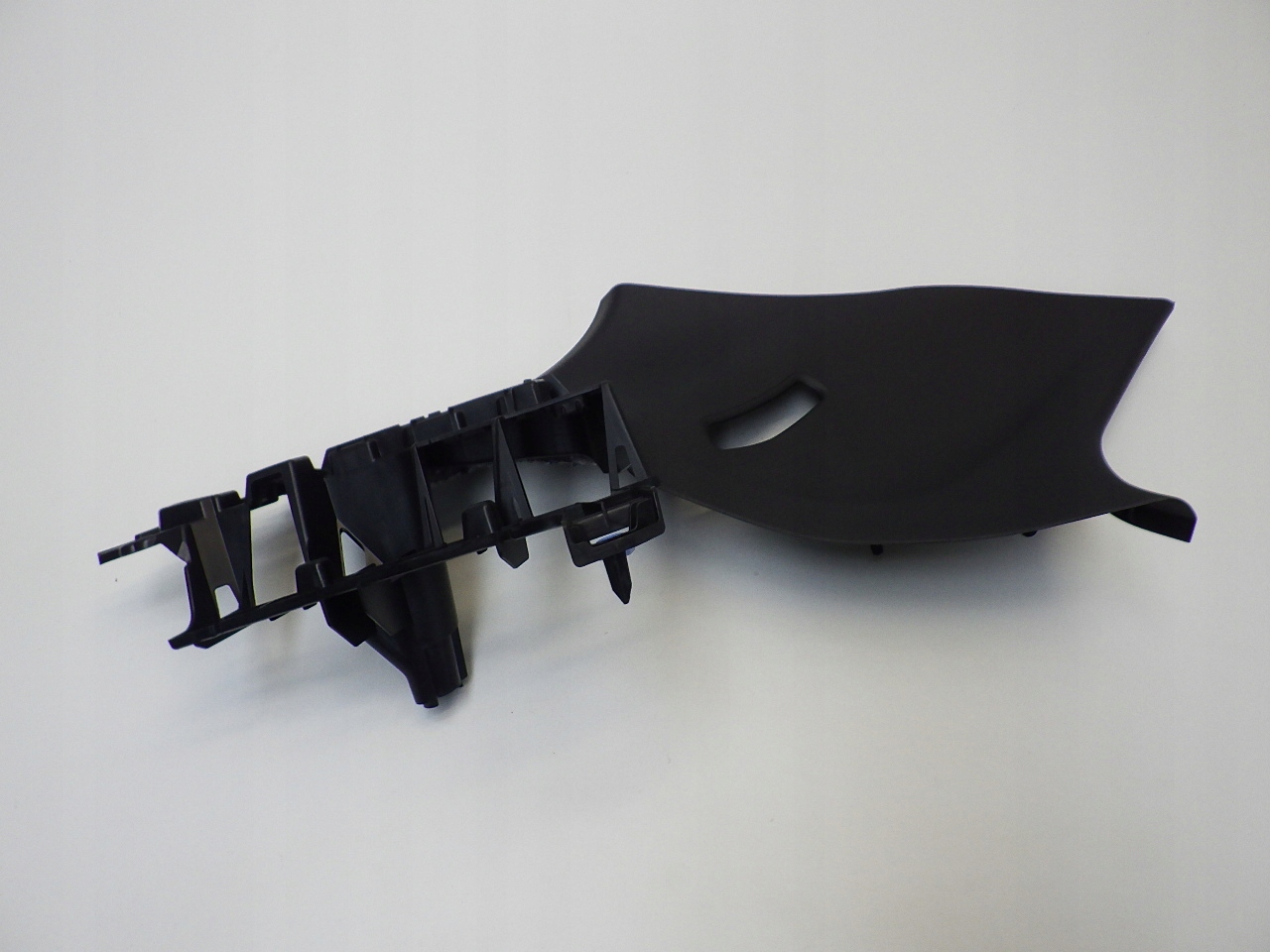 39196899 98293265ZD - OPEL CORSA F 2022 КРЫШКА ОБШИВКА СТОЙКИ ЛЕВЫЙ ЗАДНИЙ