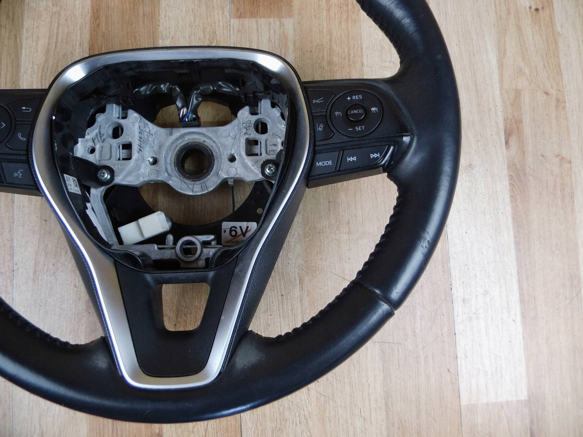 Toyota RAV4 V lenkrad GRZANA