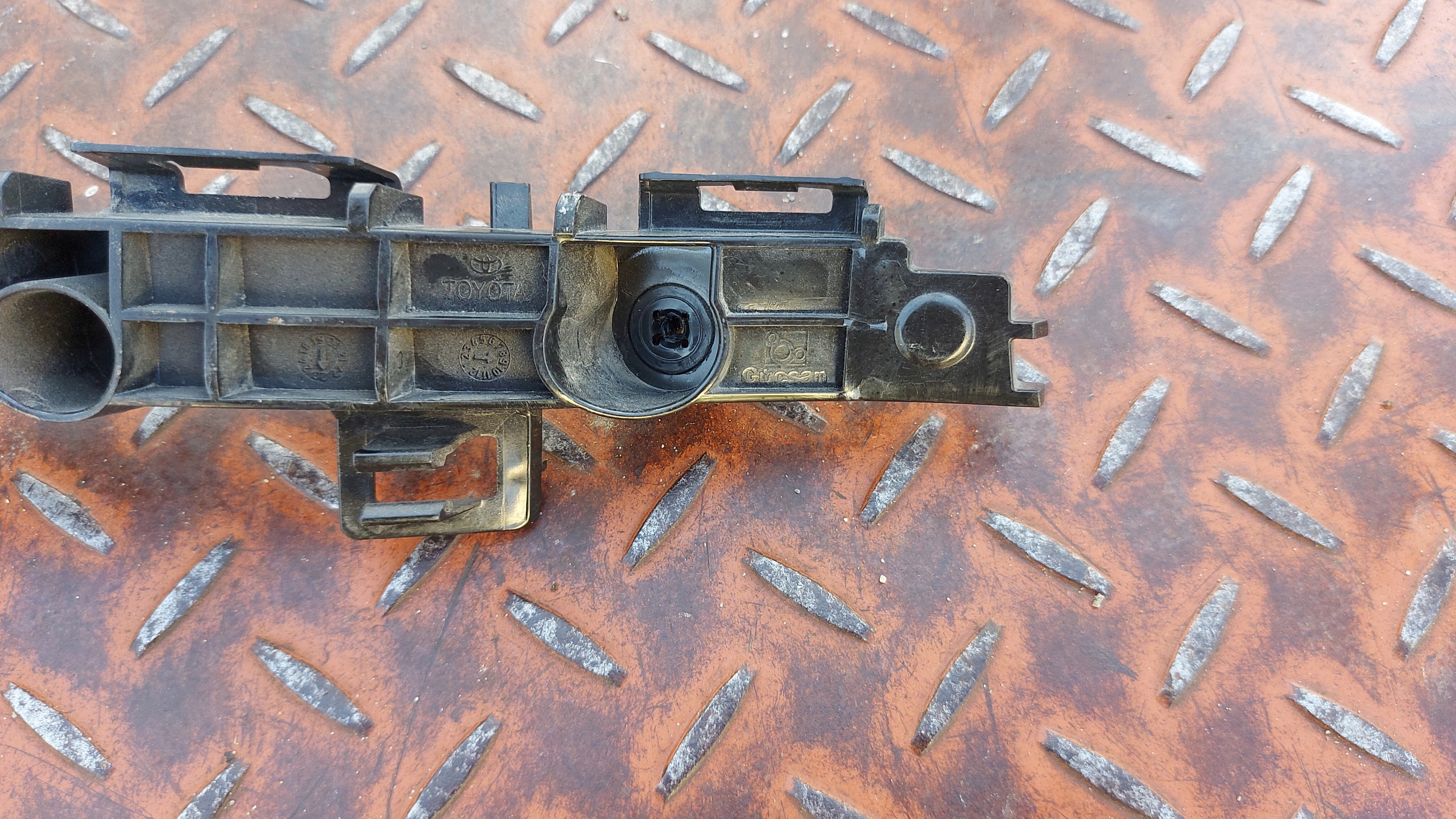bumper bracket left rear part TOYOTA YARIS IV 20