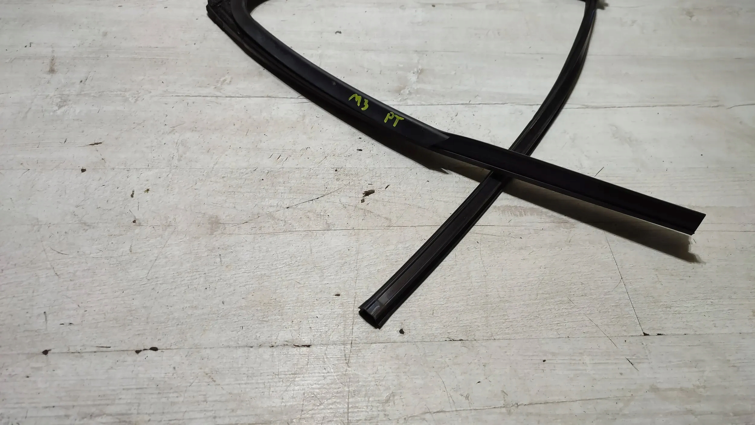 Mazda 3 III BM 17r rear part side right gasket windows door