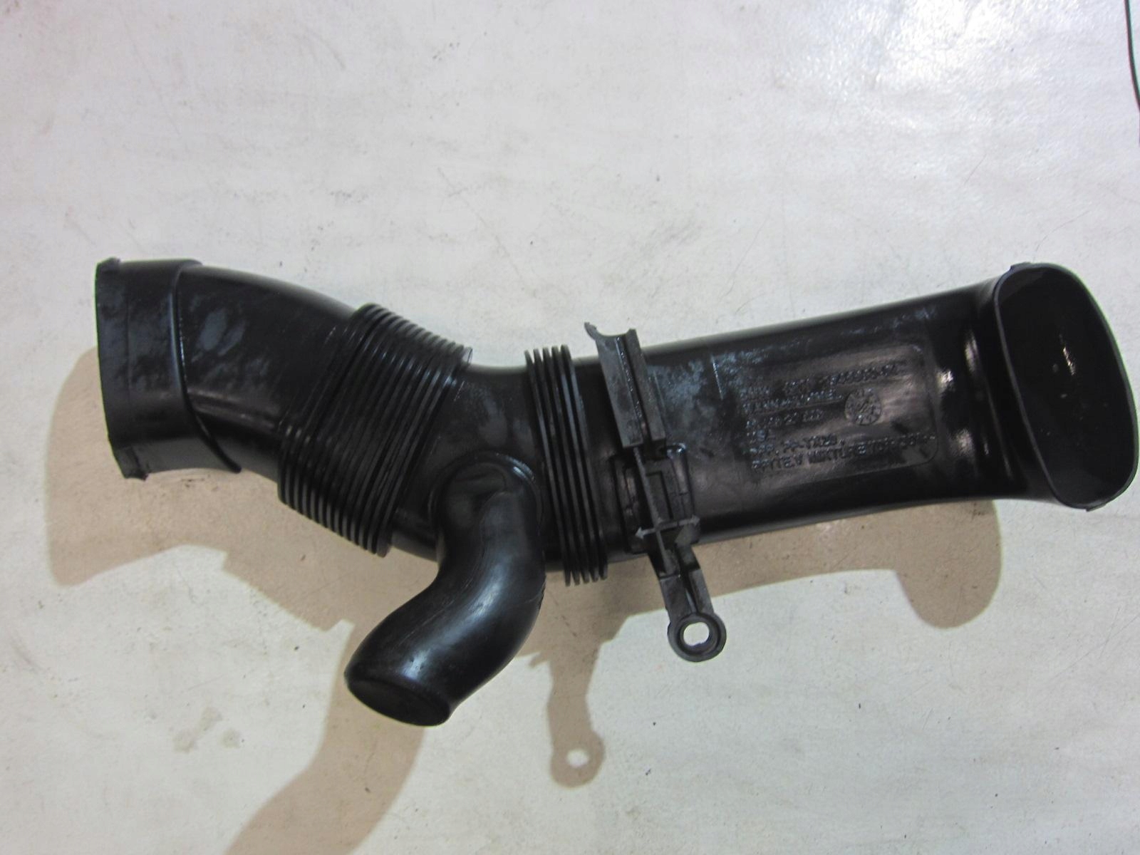BMW E70 X5 3.0 pipe air hose drain 7548890