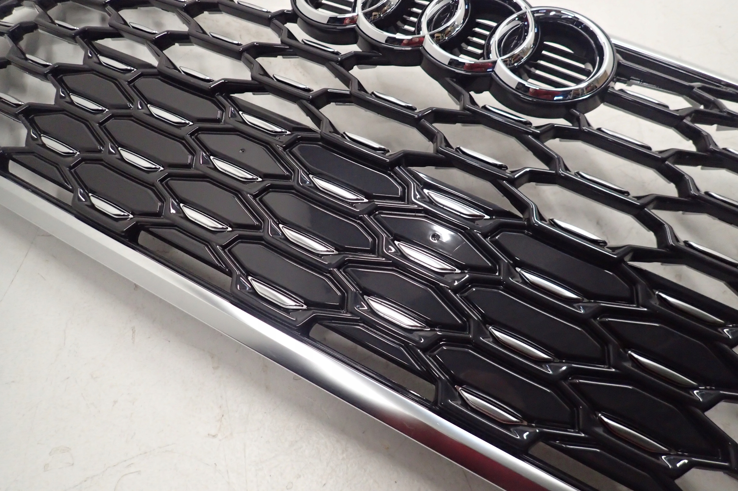 AUDI Q3 83F GRILL ATRAPA CHŁODNICY 83F853651 Typ samochodu Samochody osobowe