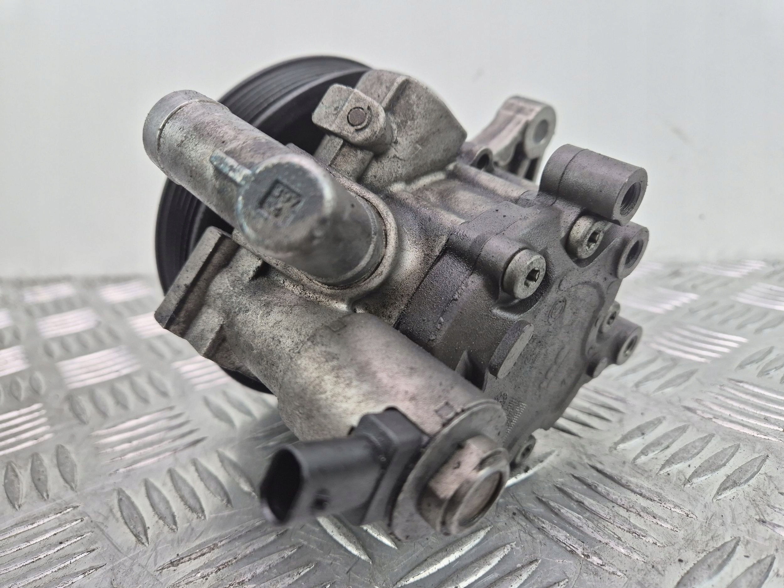 Mercedes E200 CGI W212 servo pump A0064667501 271.860
