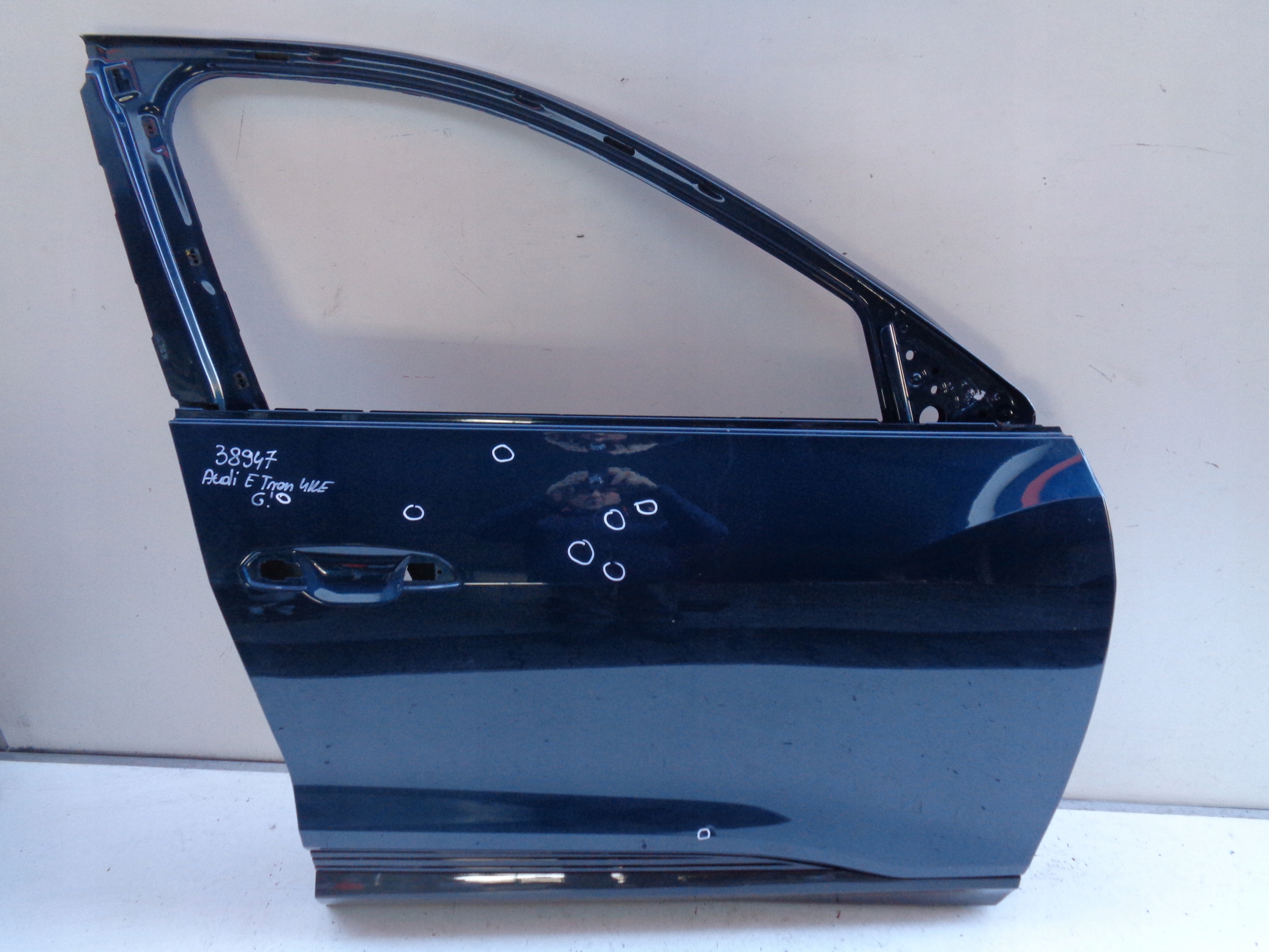 DRZWI PRAWE PRZEDNIE AUDI E TRON 4KE 19- NR 38947 G! Kolor do lakierowania
