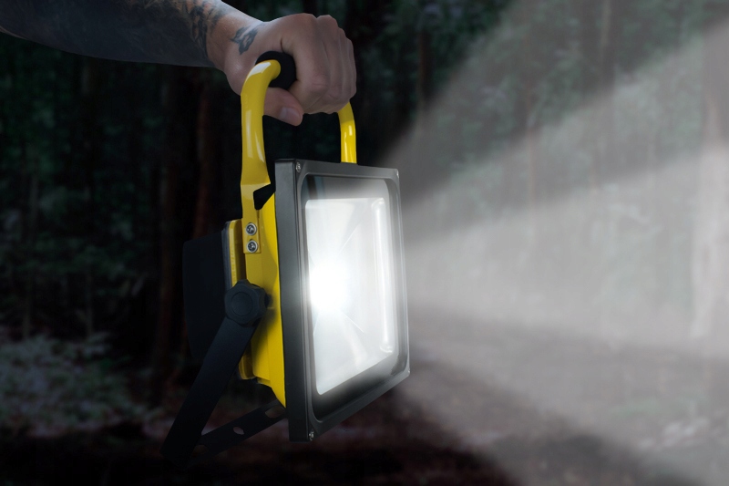 LAMPA LED AKUMULATOROWA BEZPRZEWODOWA Z UCHWYTEM NA STOJAKU 50W 2700lm Moc 50 W