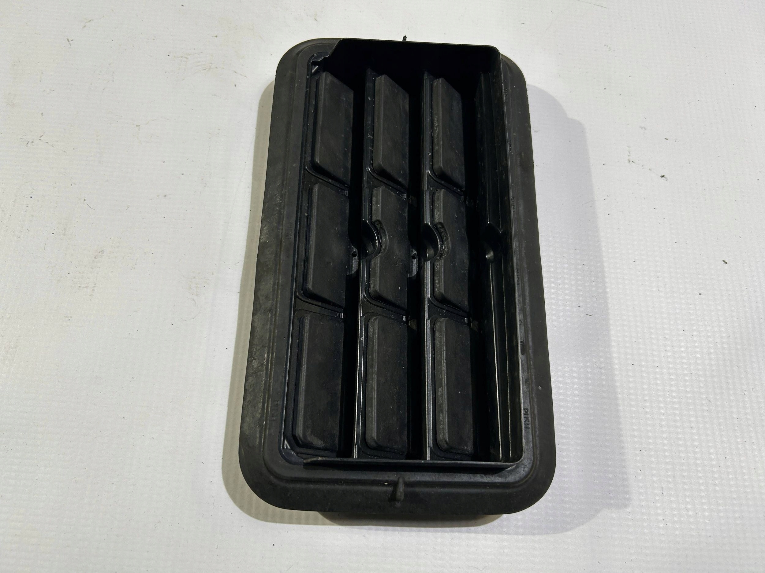 grid wentylacyjna dekompresyjna boot Chrysler Pacifica 2021