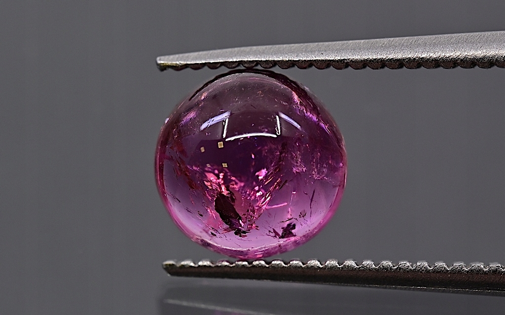 Turmalín kulatý kabošon fi 6,8 mm