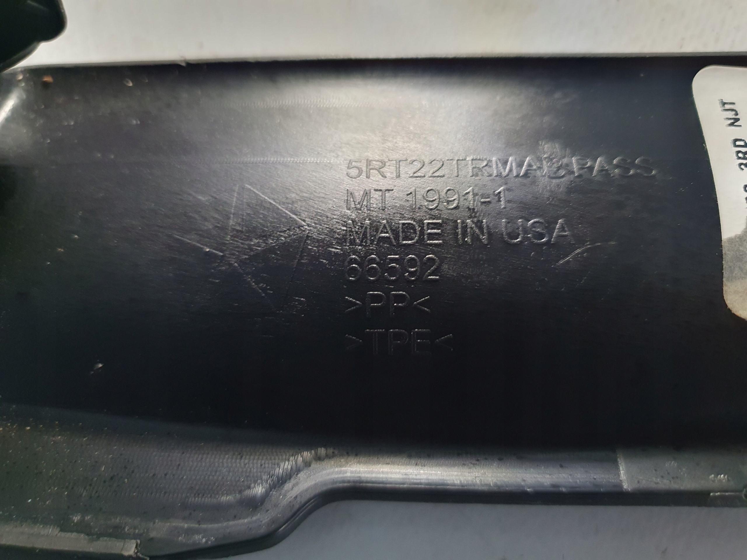 Elementy SITZ CHRYSLER PACIFICA 2019 - Blende Abdeckung Halter SITZ 5RT22TRMA