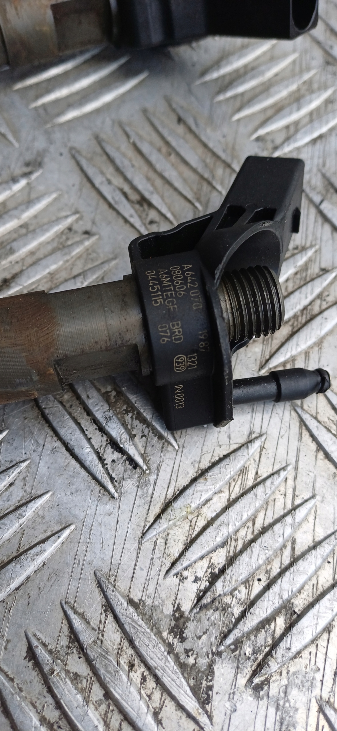 injector nozzle Mercedes W211 3.0 Cdi a6420700495