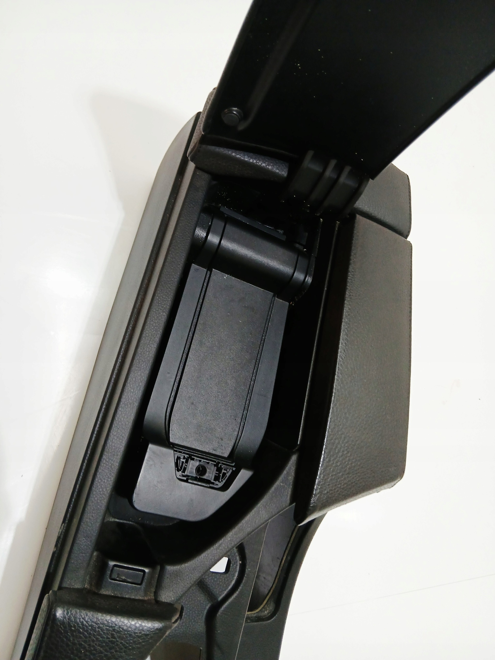 armrest tunnel central BMW E60 E61 OE 7034086 (0001052)