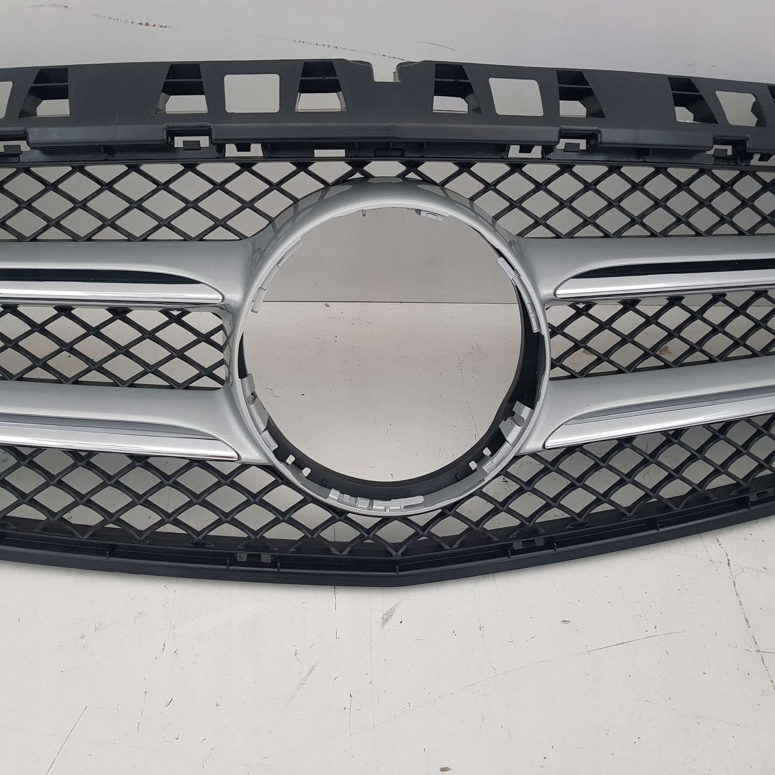 MERCEDES A KLASA 176 ATRAPA GRIL NOWY ORYGINAŁ Producent części Mercedes-Benz OE