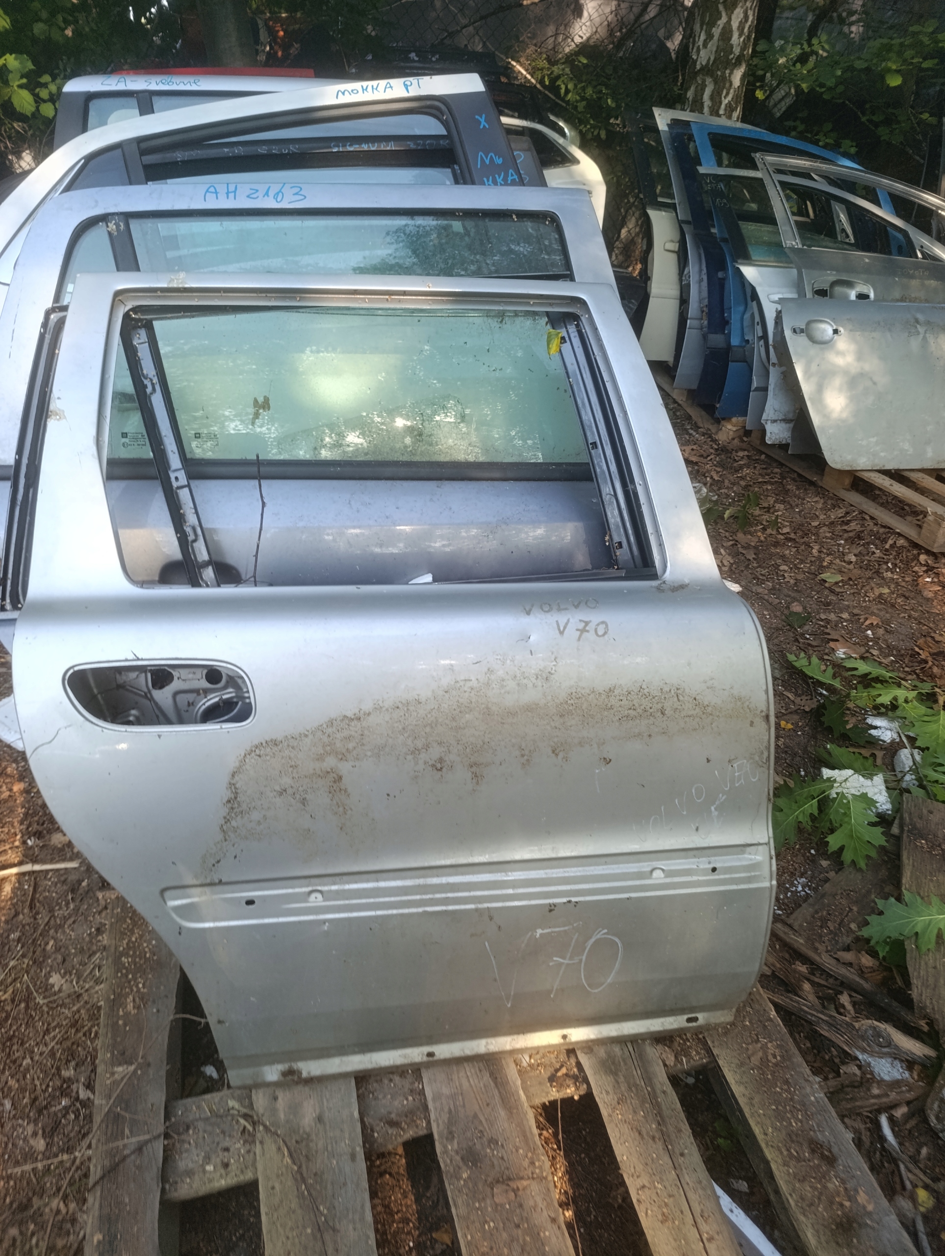 door right rear part right rear. VOLVO V70 silver