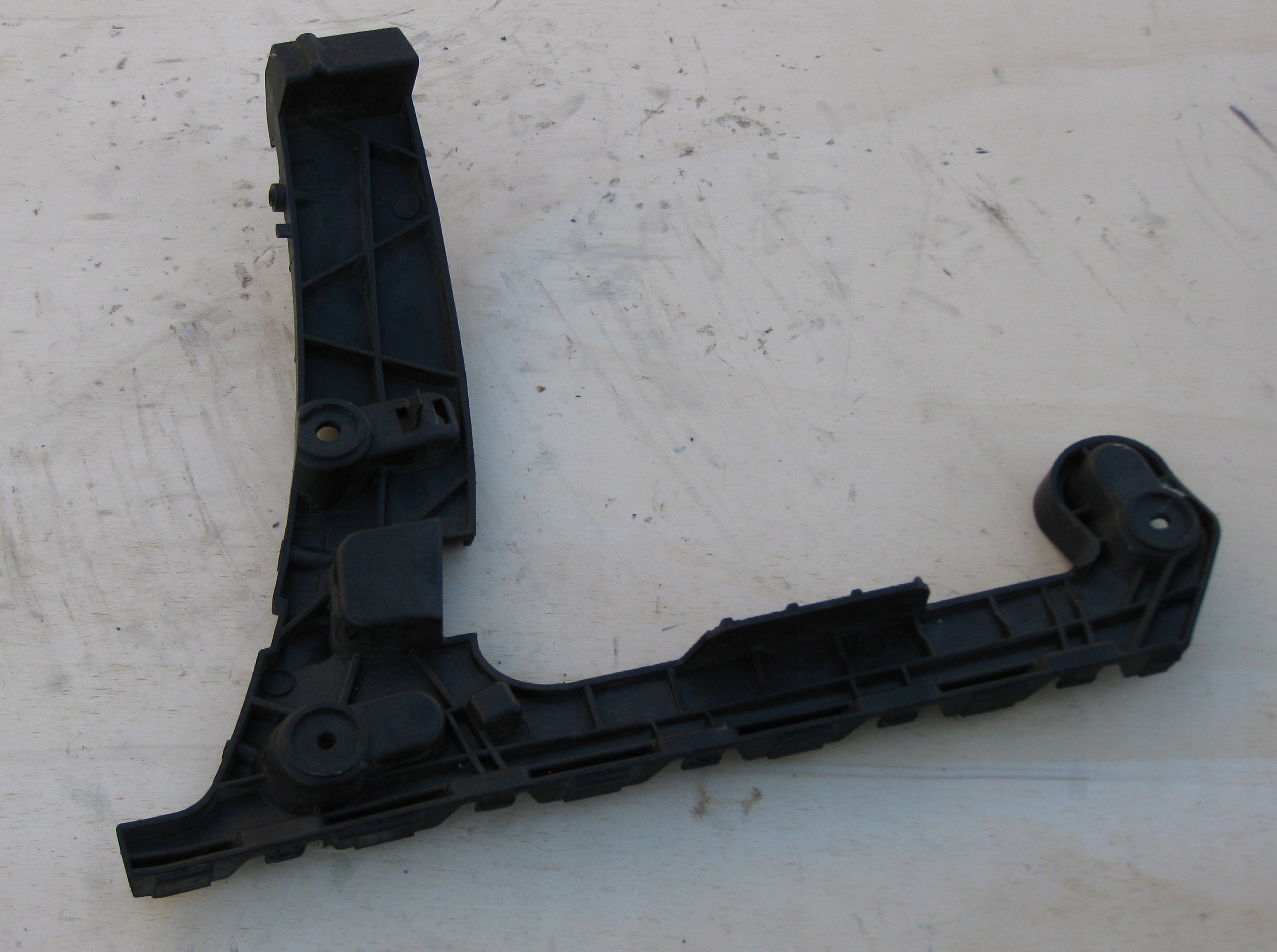 AUDI RS4 AVANT B9 Halter der Stoßstange hinten links 8W9807453B