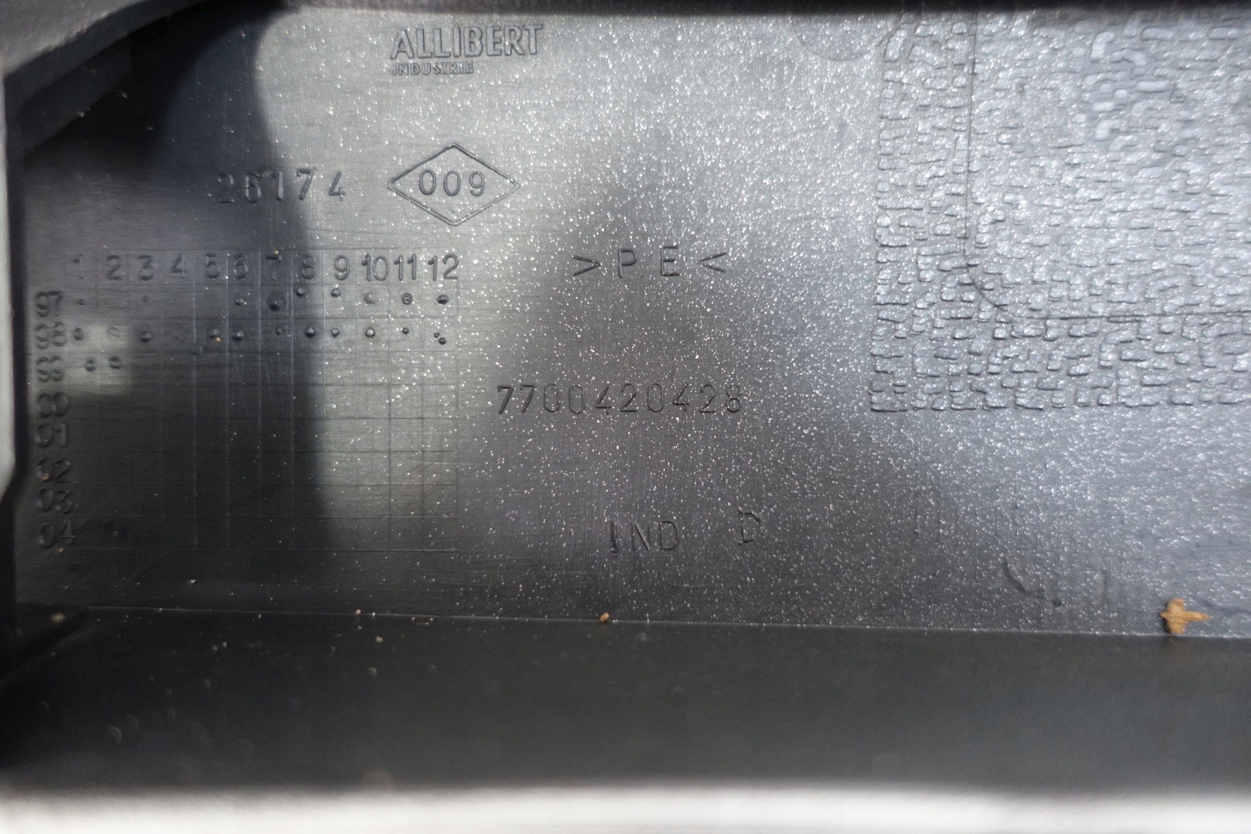 RENAULT LAGUNA and cap moulding bonnet 7700420428