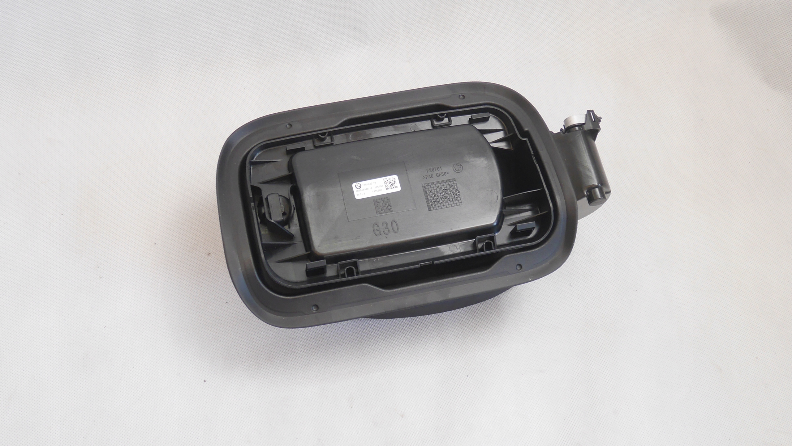 BMW 5 G30 OSŁONA WLEWU PALIWA NOWA 7391833