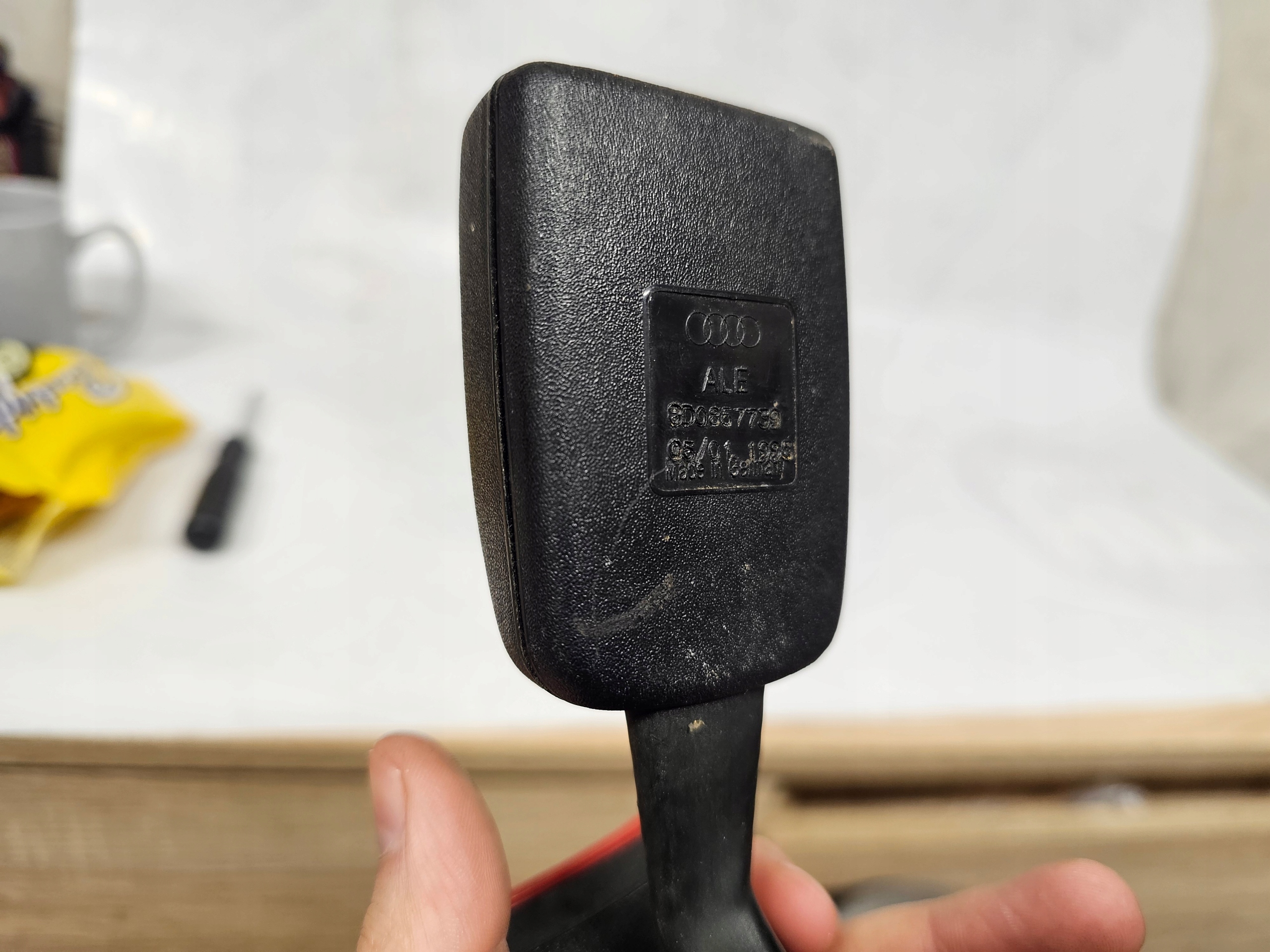 защелка ремня задний Audi A4 B5 8D0857739B