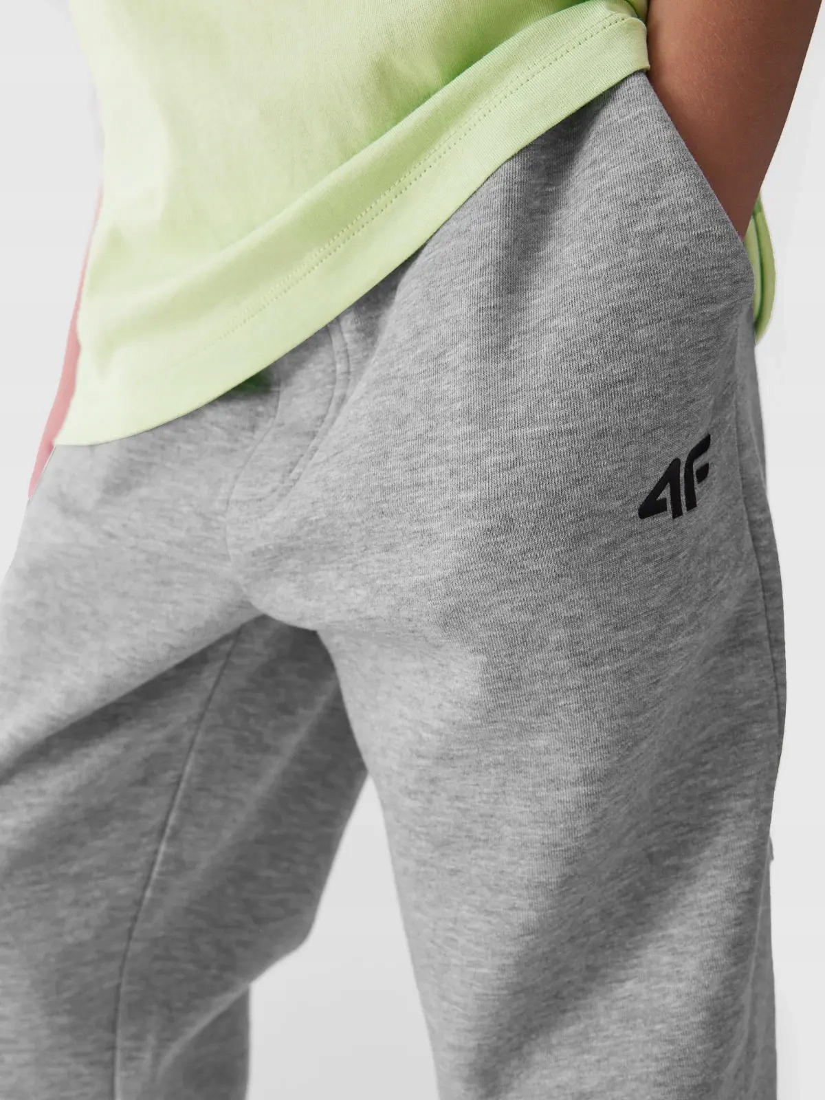 SPODNIE DRESOWE CHŁOPIĘCE 4F JUNIOR DZIECIĘCE DRESY BAWEŁNA AW23M411 Materiał dominujący bawełna