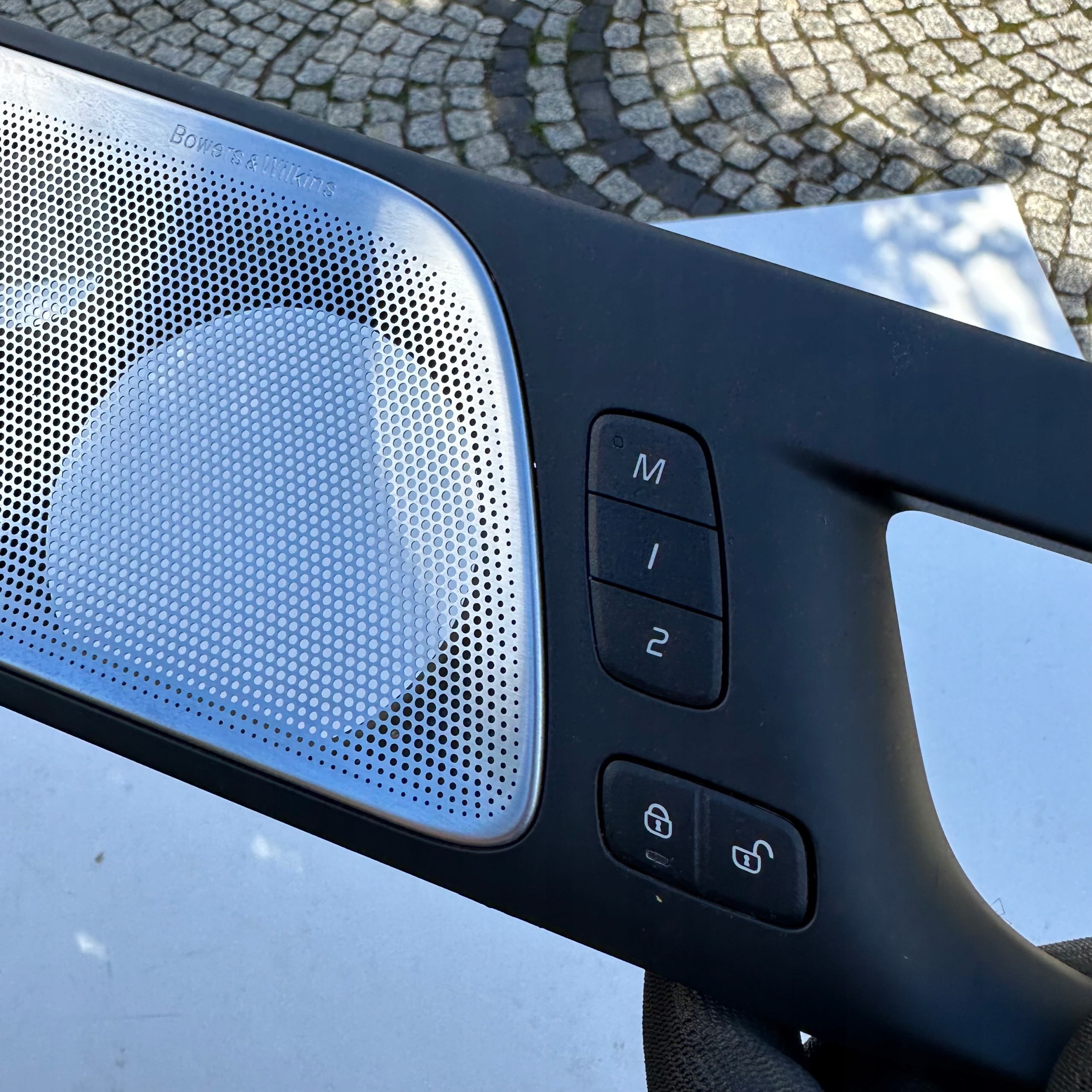 VOLVO V60 II PRAWA TAPICERA DRZWI OSŁONA RAMKA BOWERS & WILKINS Producent części Volvo OE