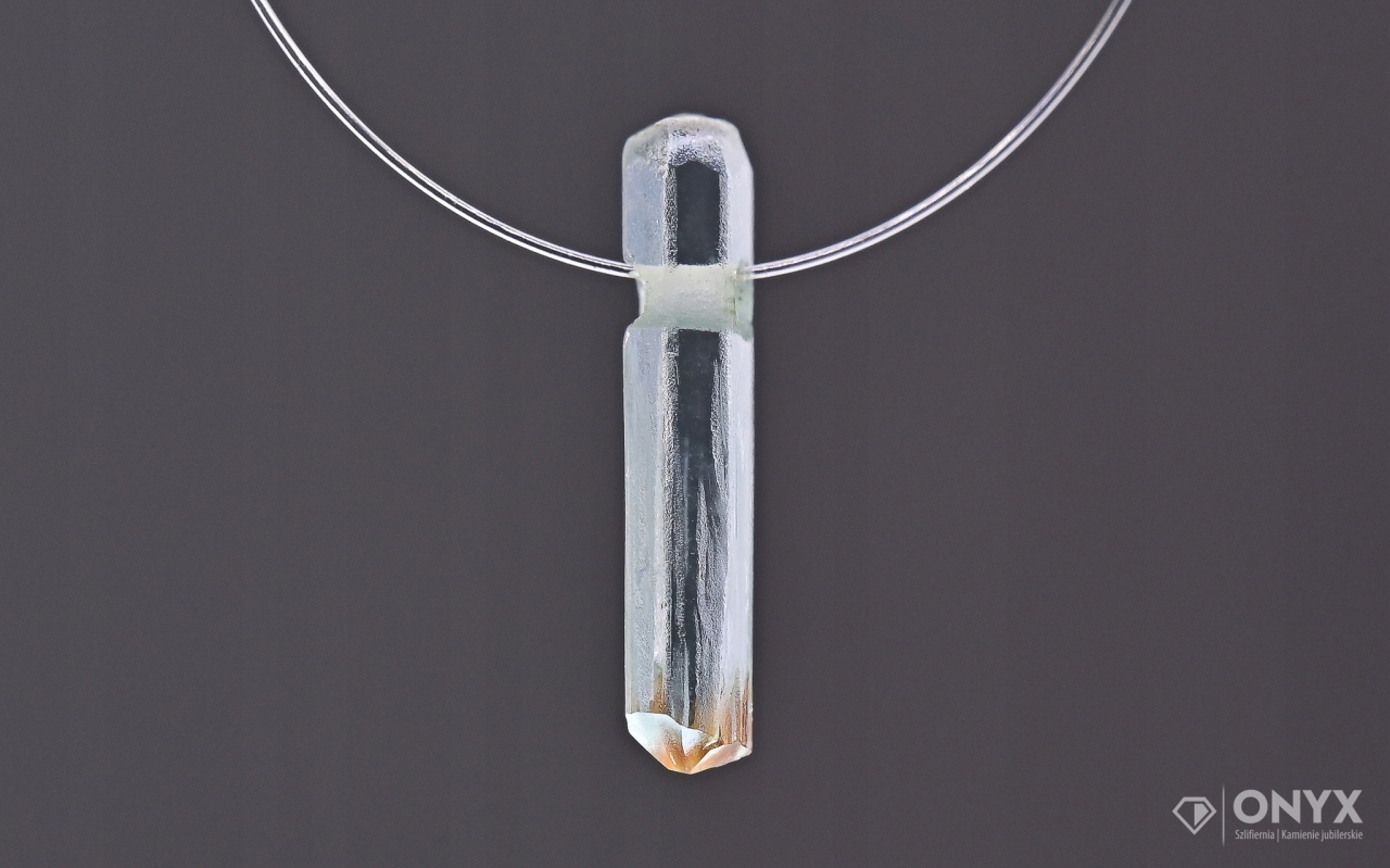 Akvamarín provrtaný přírodní křišťál 12,5x2,5