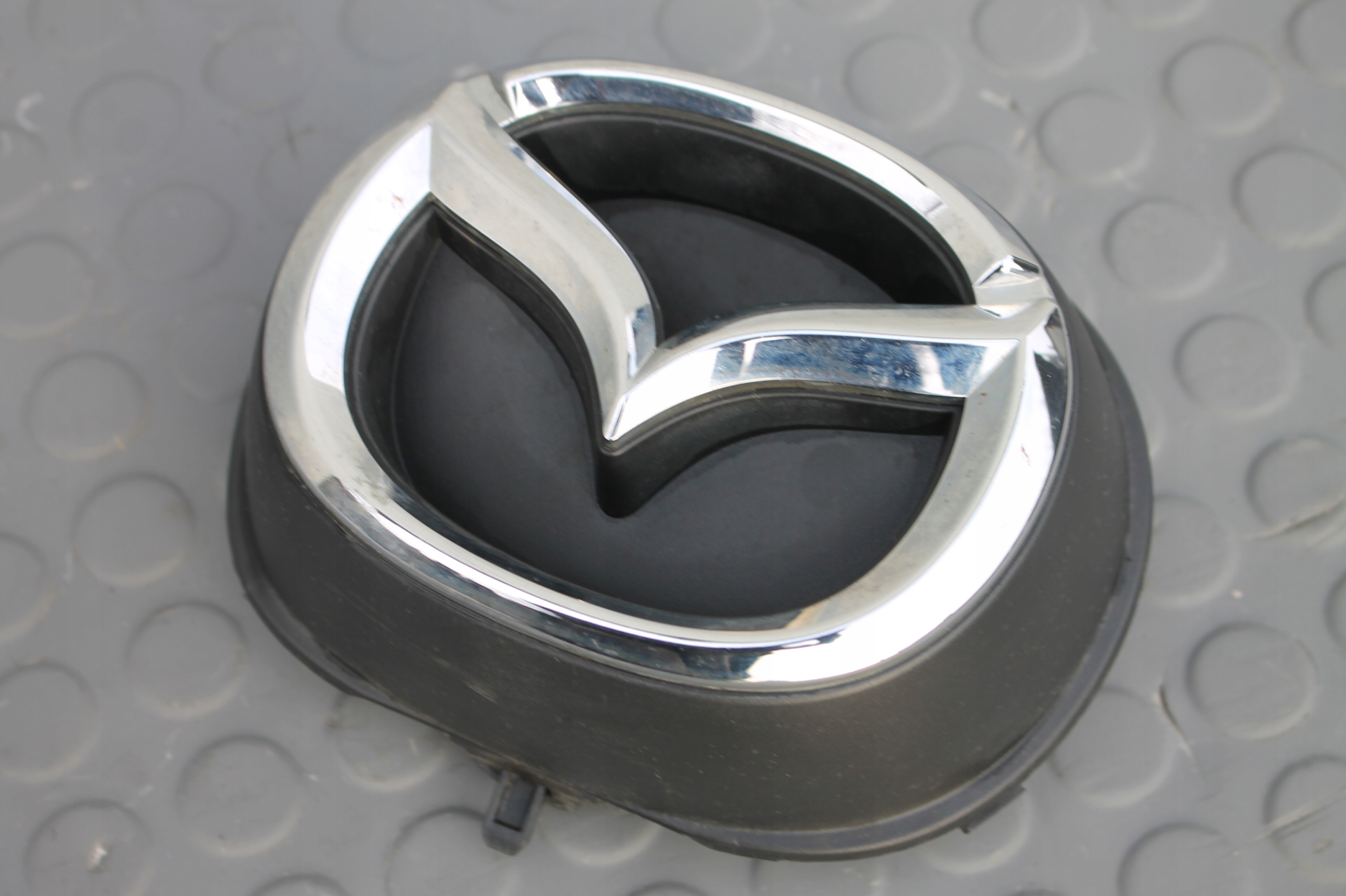 ZNACZEK EMBLEMAT LOGO PRZÓD MAZDA CX-3 14-21 Numer katalogowy części D10J-50716 ZNACZEK PRZÓD MONOGRAM