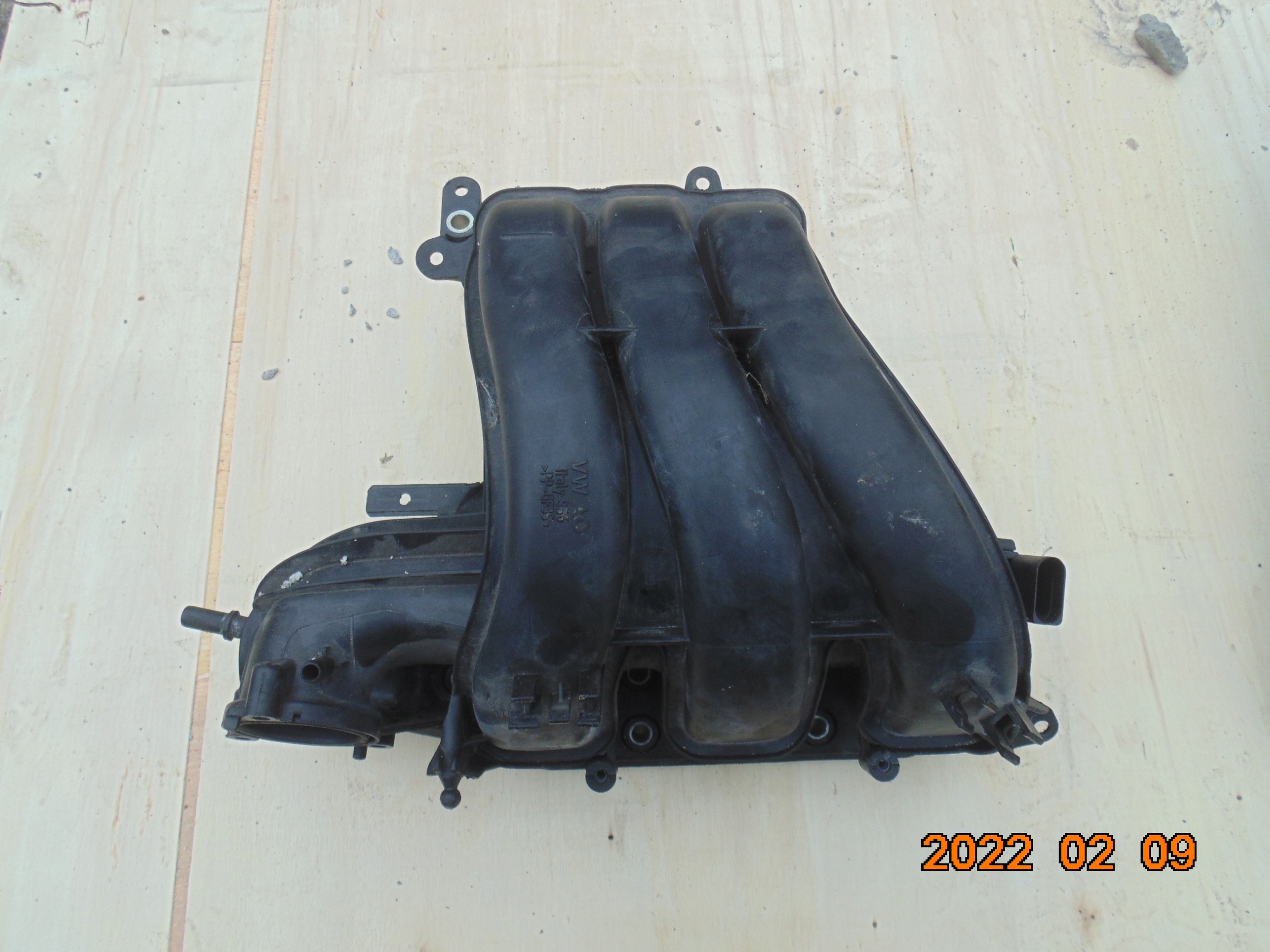 Впускний колектор AUDI VW SKODA 04C133201L