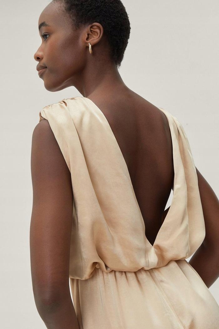 NASTY GAL SATYNOWY BEŻOWY KOMBINEZON (36) Kolor beżowy