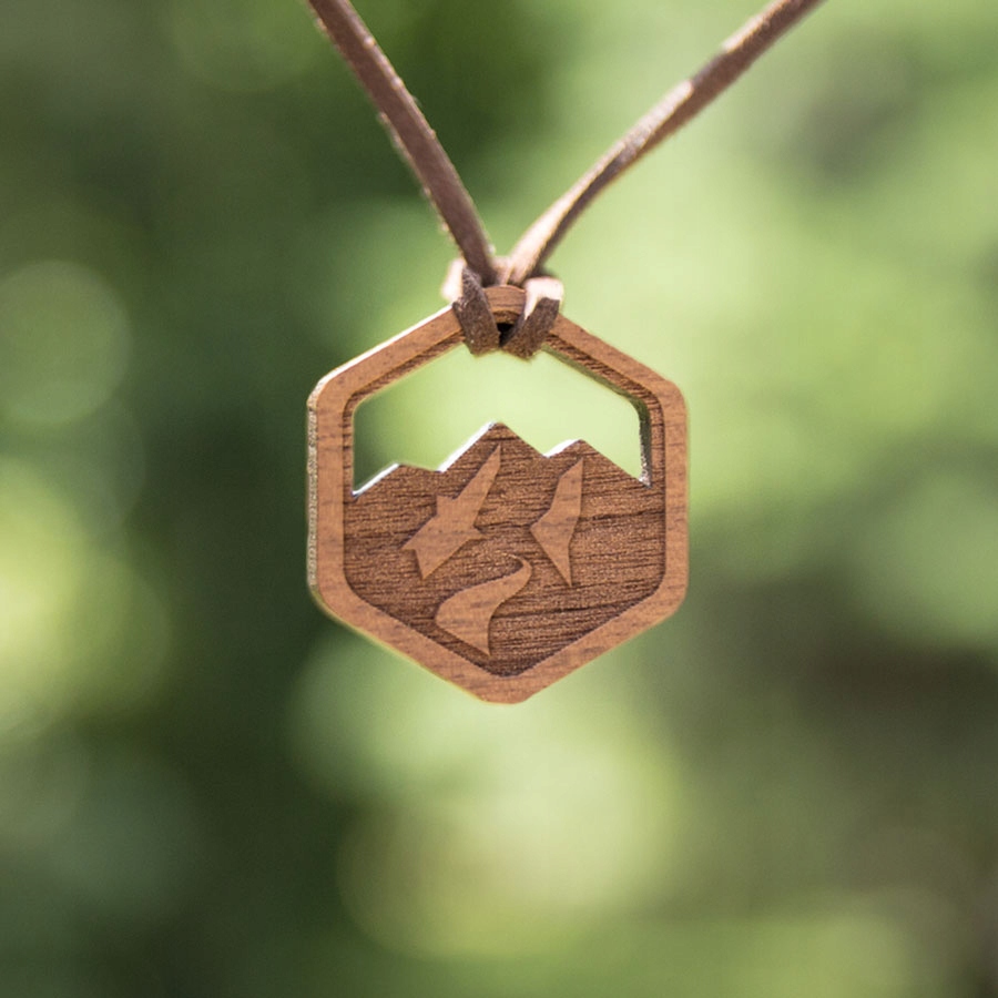 

Naszyjnik na rzemyku drewno Górskie Szczyty Pl