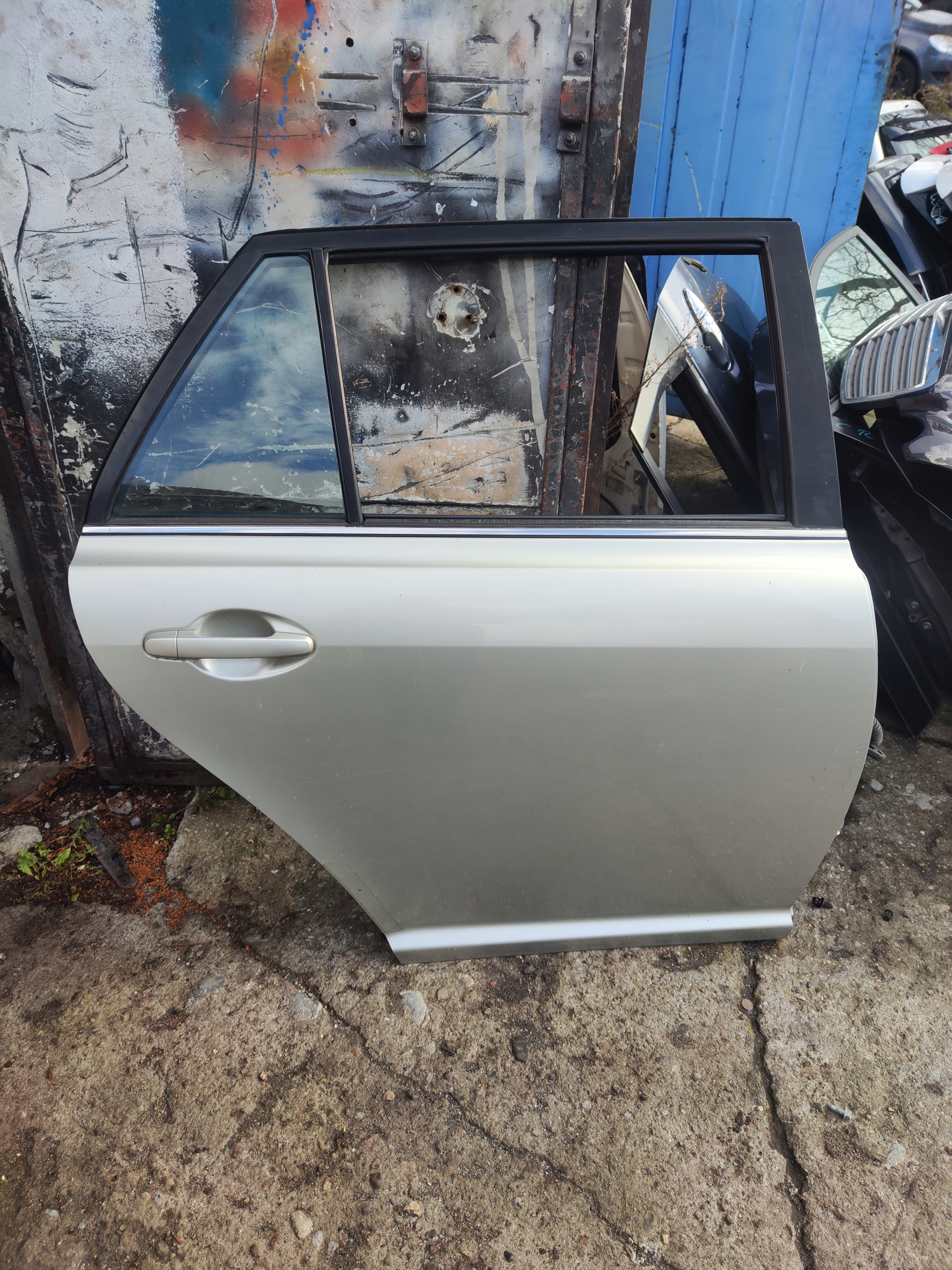 TOYOTA AVENSIS T25 DRZWI PRAWY PRAWE TYŁ TYLNE KOMPLETNE KOMBI