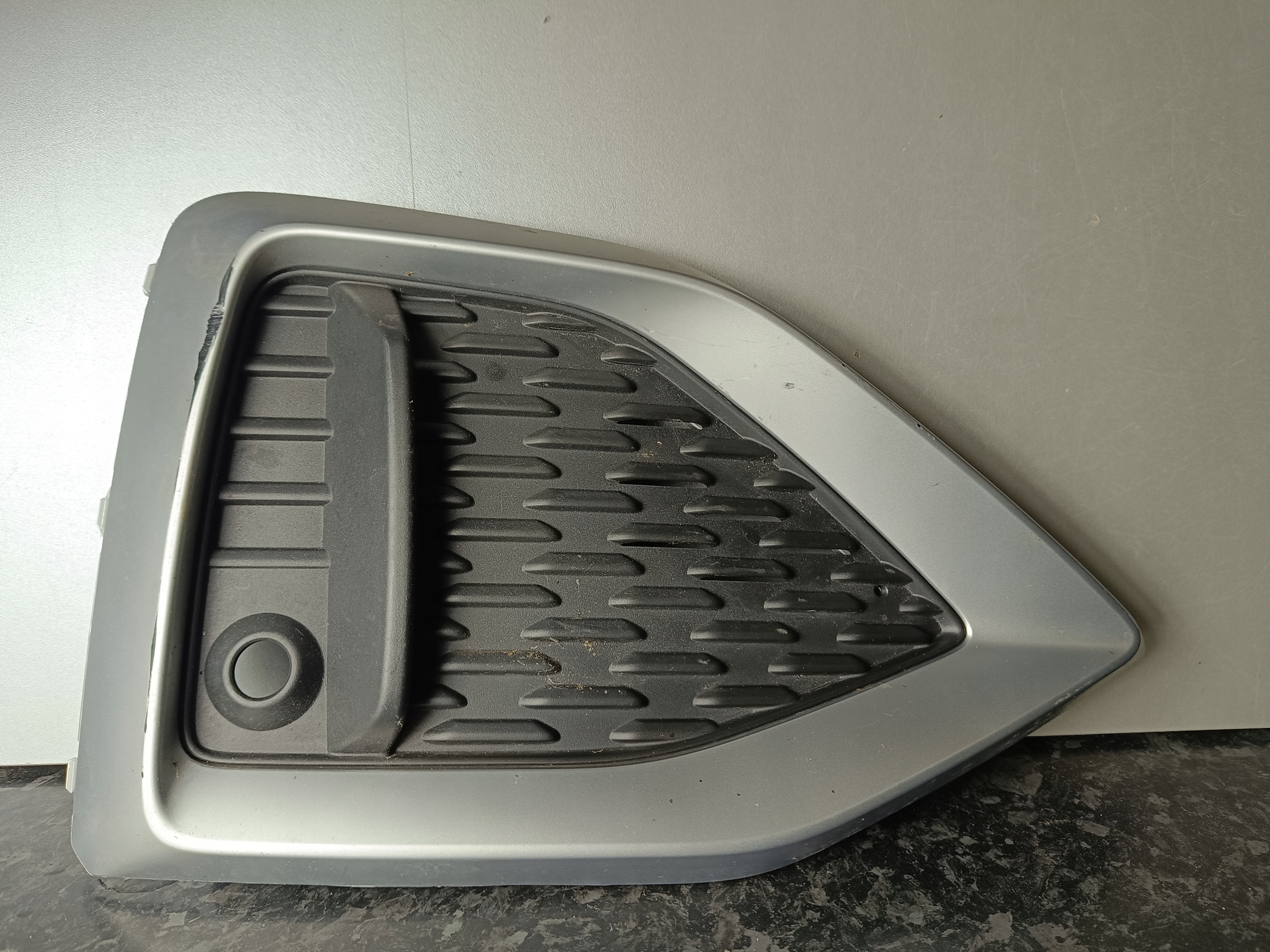 grid bumper right PDC Audi Q2 81A Lift 20- 81A853054C